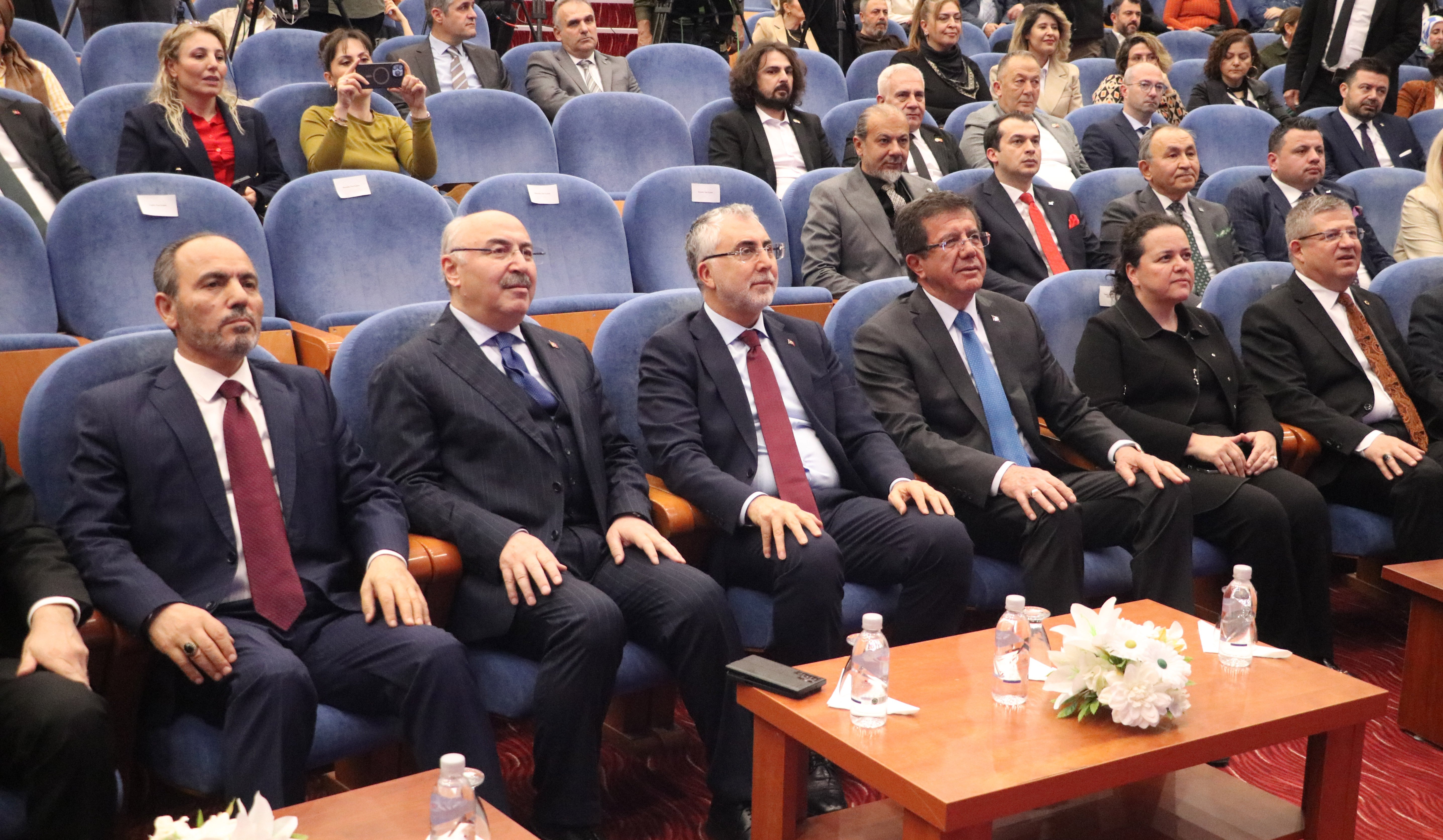 Bakan Işıkhan gençlerle