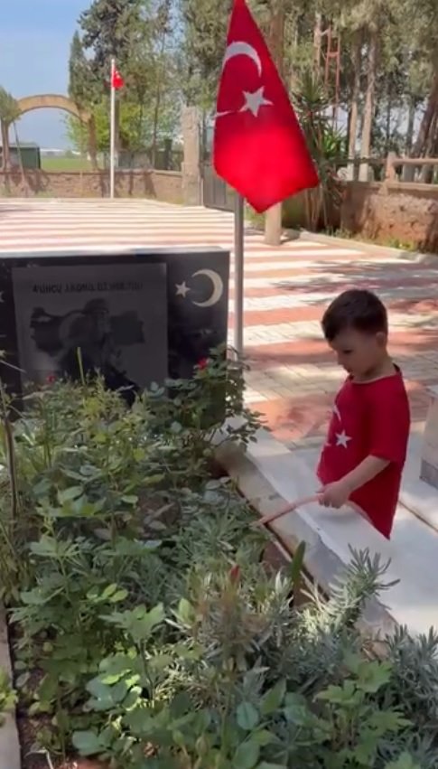 Minik Sezer, şehit amcasının mezarını ziyaret etti.