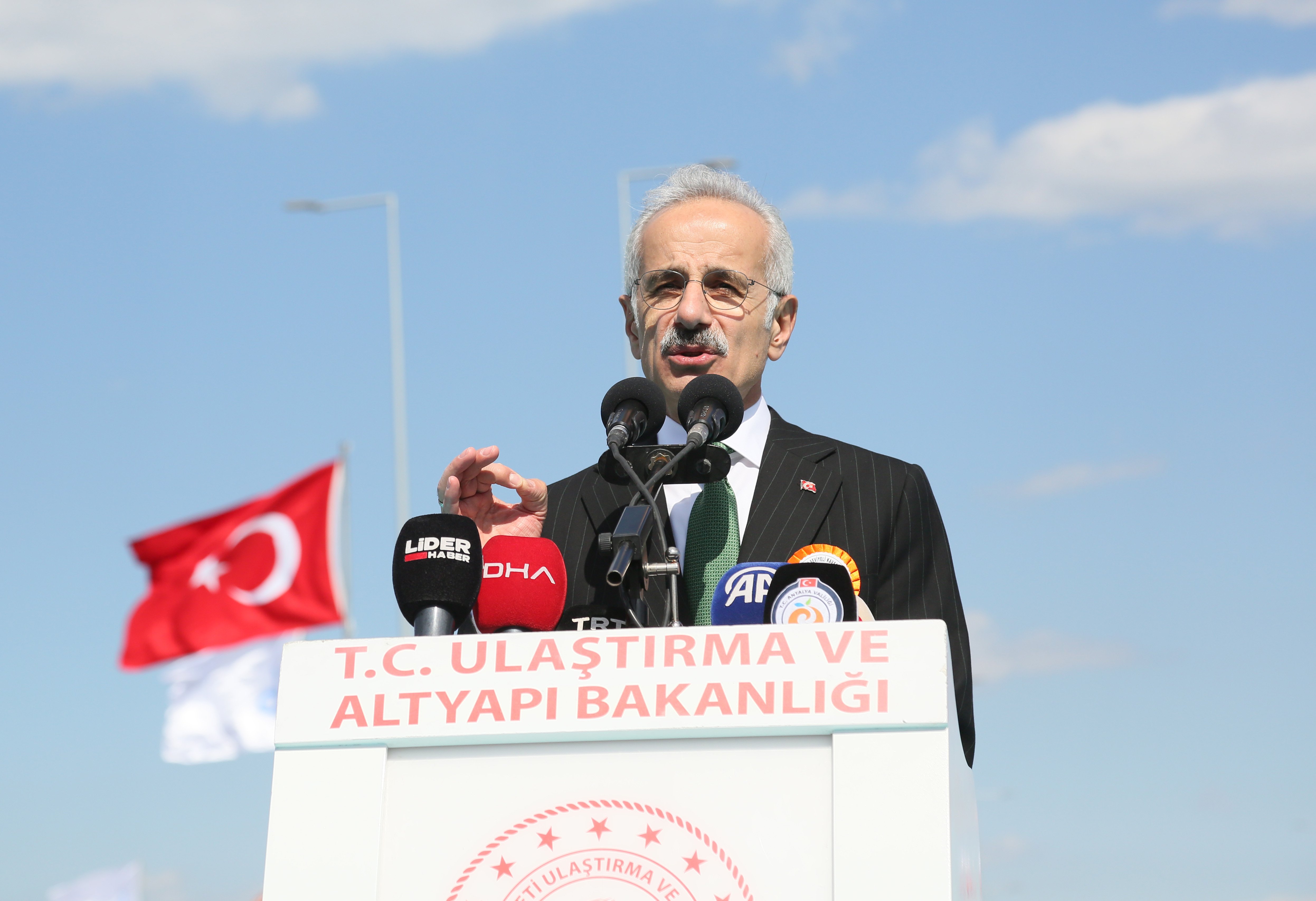 Bakan Uraloğlu ve otizmli çocuk kurdele keserken