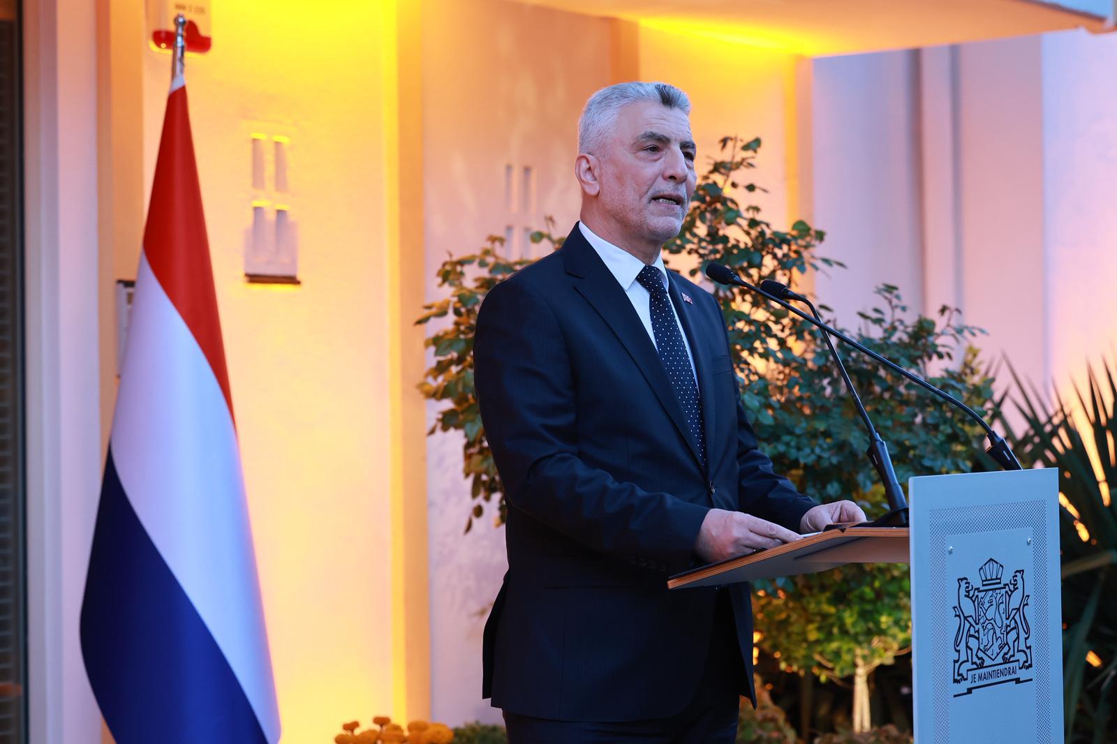 Bakan Ömer Bolat Hollanda Büyükelçiliği etkinliğinde konuşma yapıyor