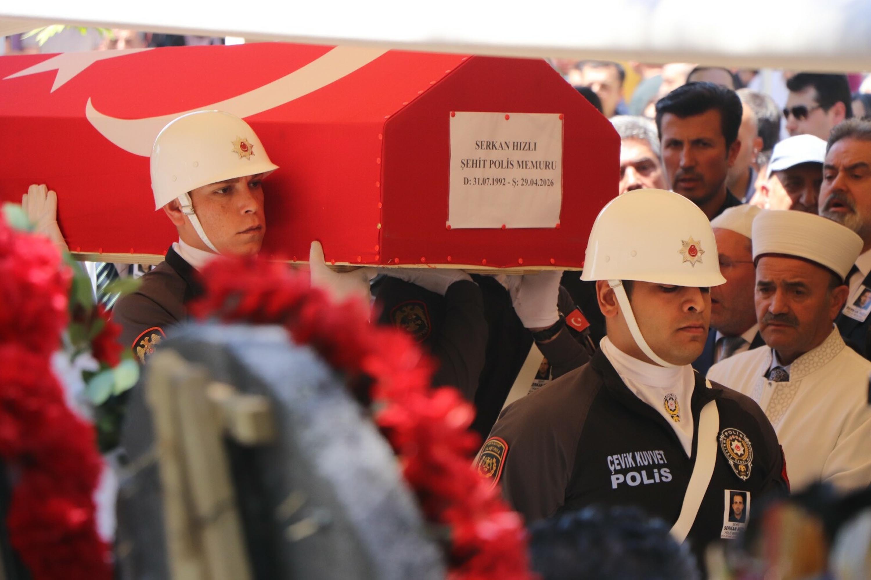 Manisa Valisi Vahdettin Özkan taziye dileklerinde bulunuyor