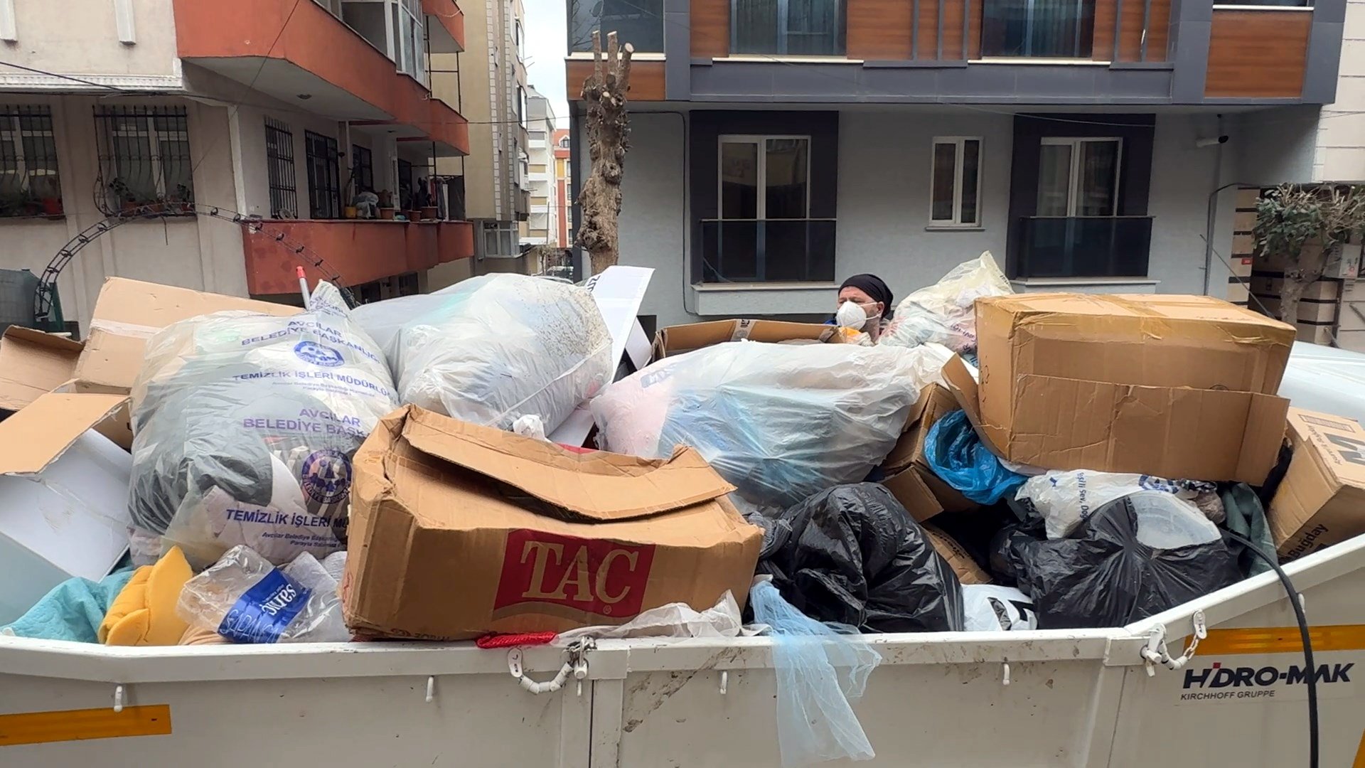 Avcılar çöp ev binanın dış görünümü