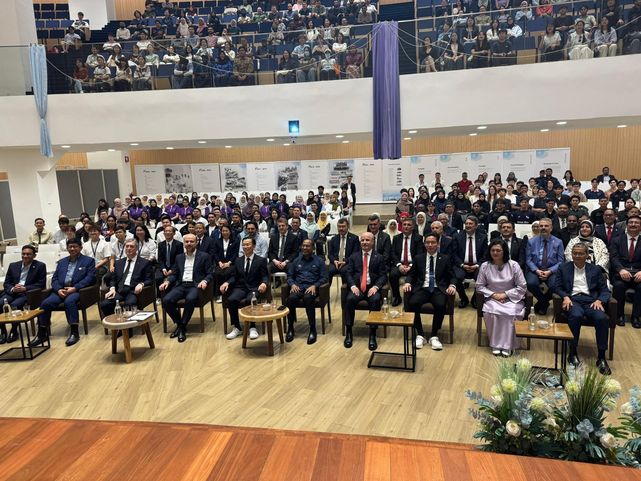 YÖK Başkanı Erol Özvar Malezya öğrencilerle sohbet