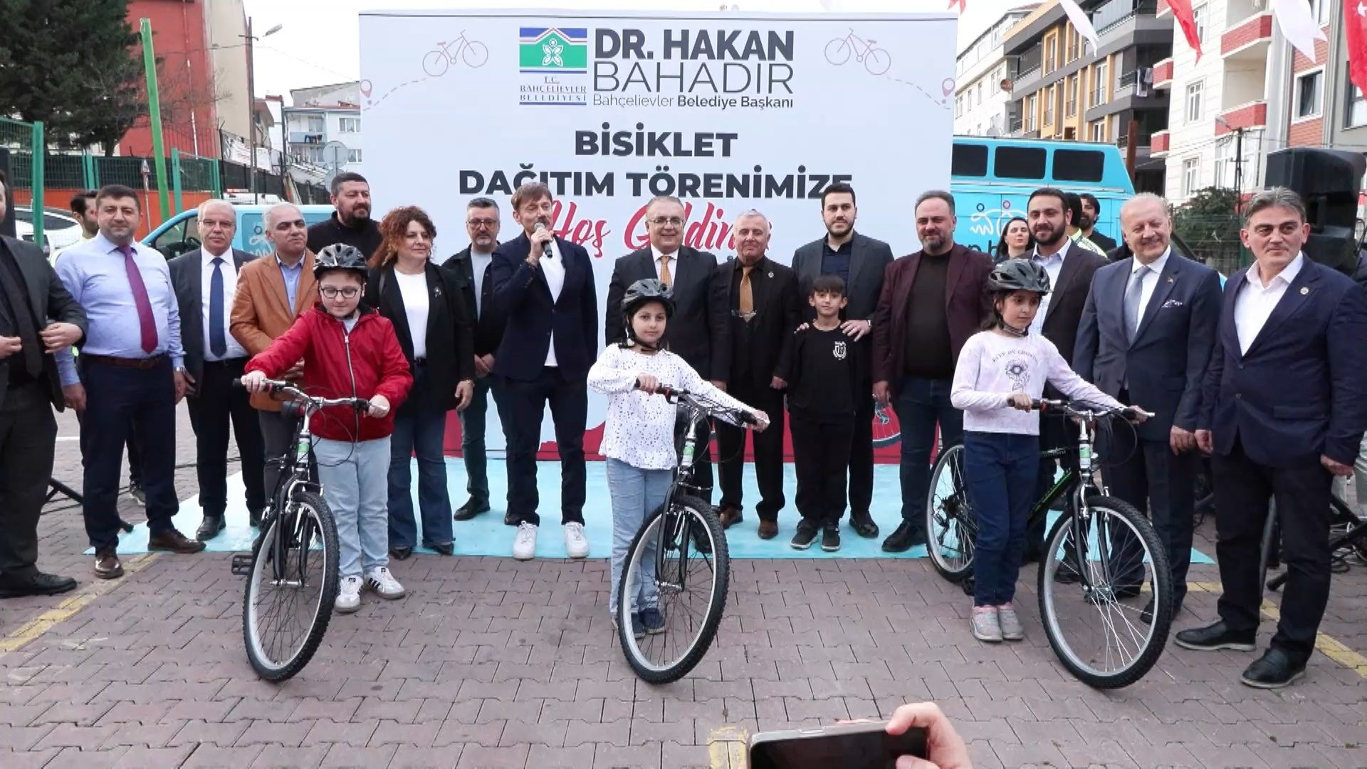 Bahçelievler Belediye Başkanı Hakan Bahadır bisiklet dağıtım töreninde