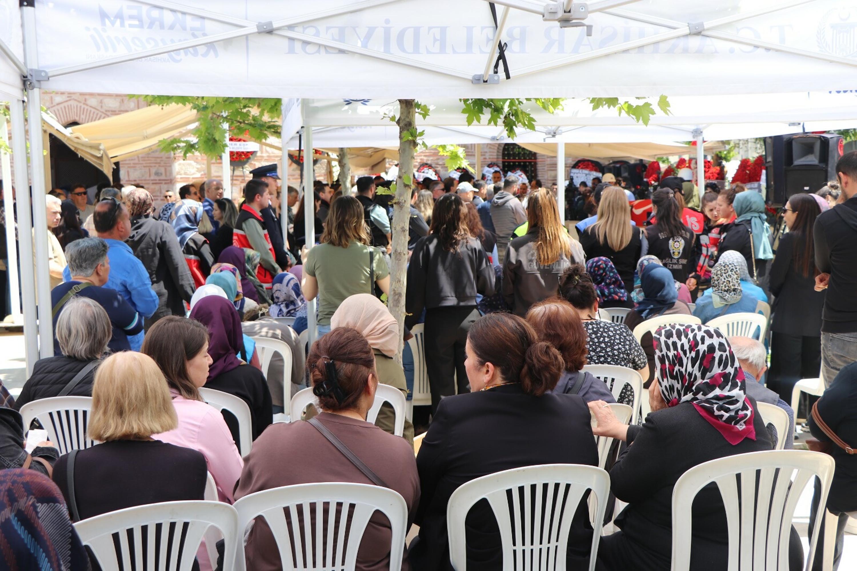 Şehidin babası Enver Hızlı taziyeleri kabul ediyor