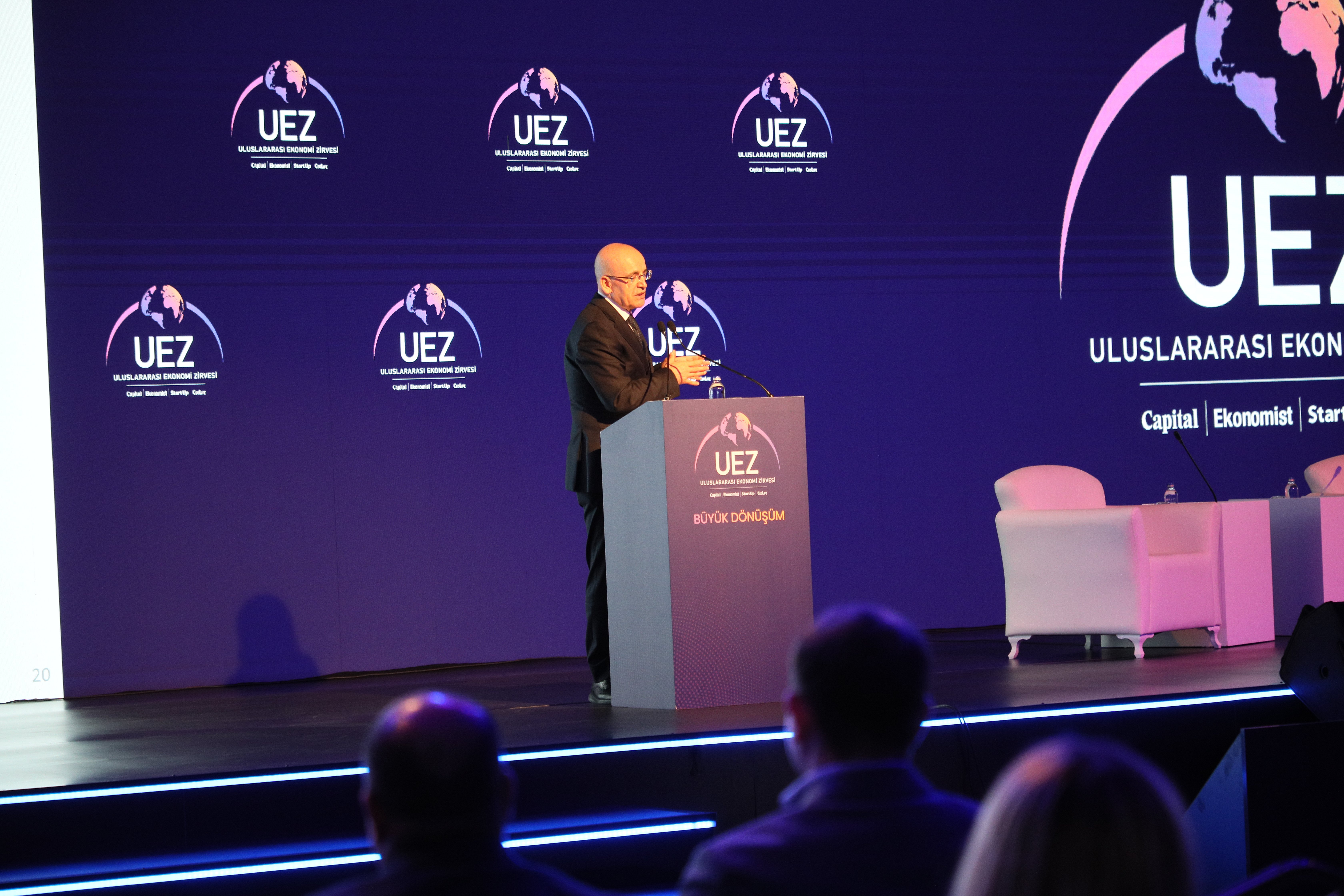 Hazine ve Maliye Bakanı Mehmet Şimşek zirvede