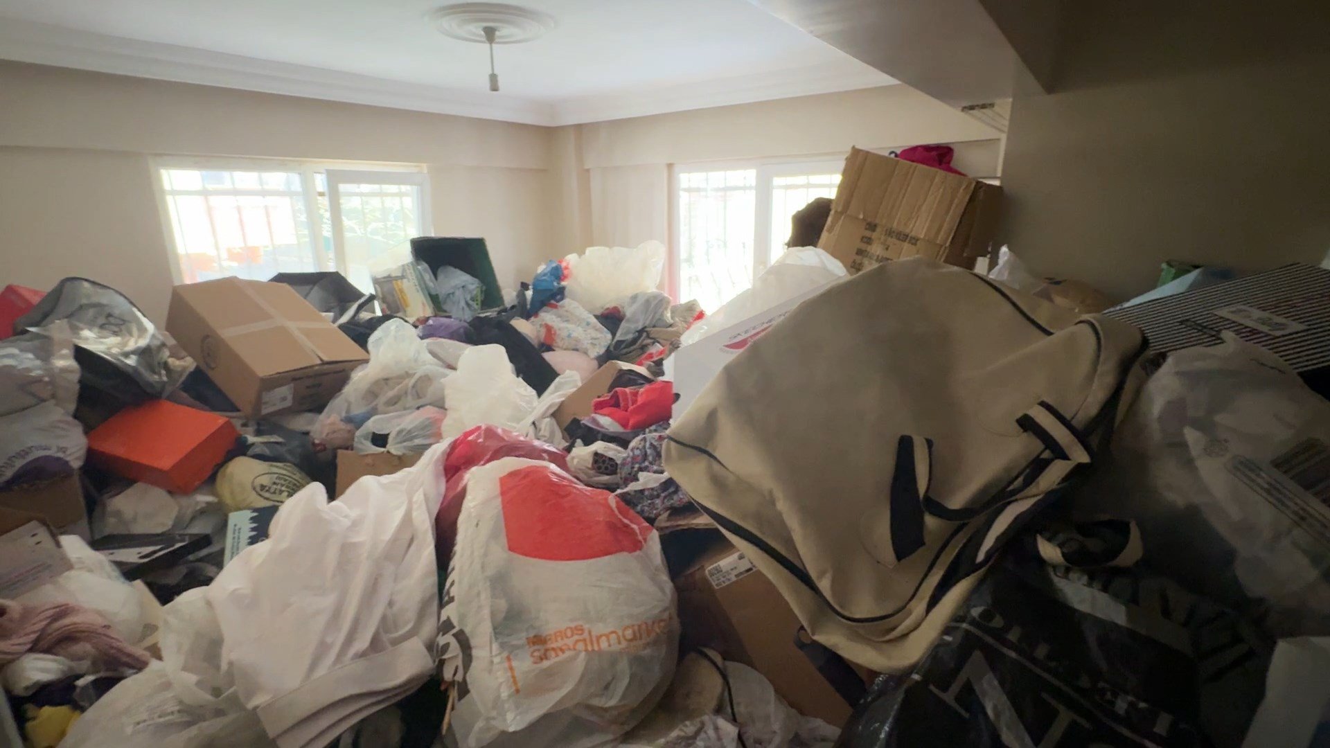 Avcılar çöp ev tahliyesi polis ve belediye ekipleri