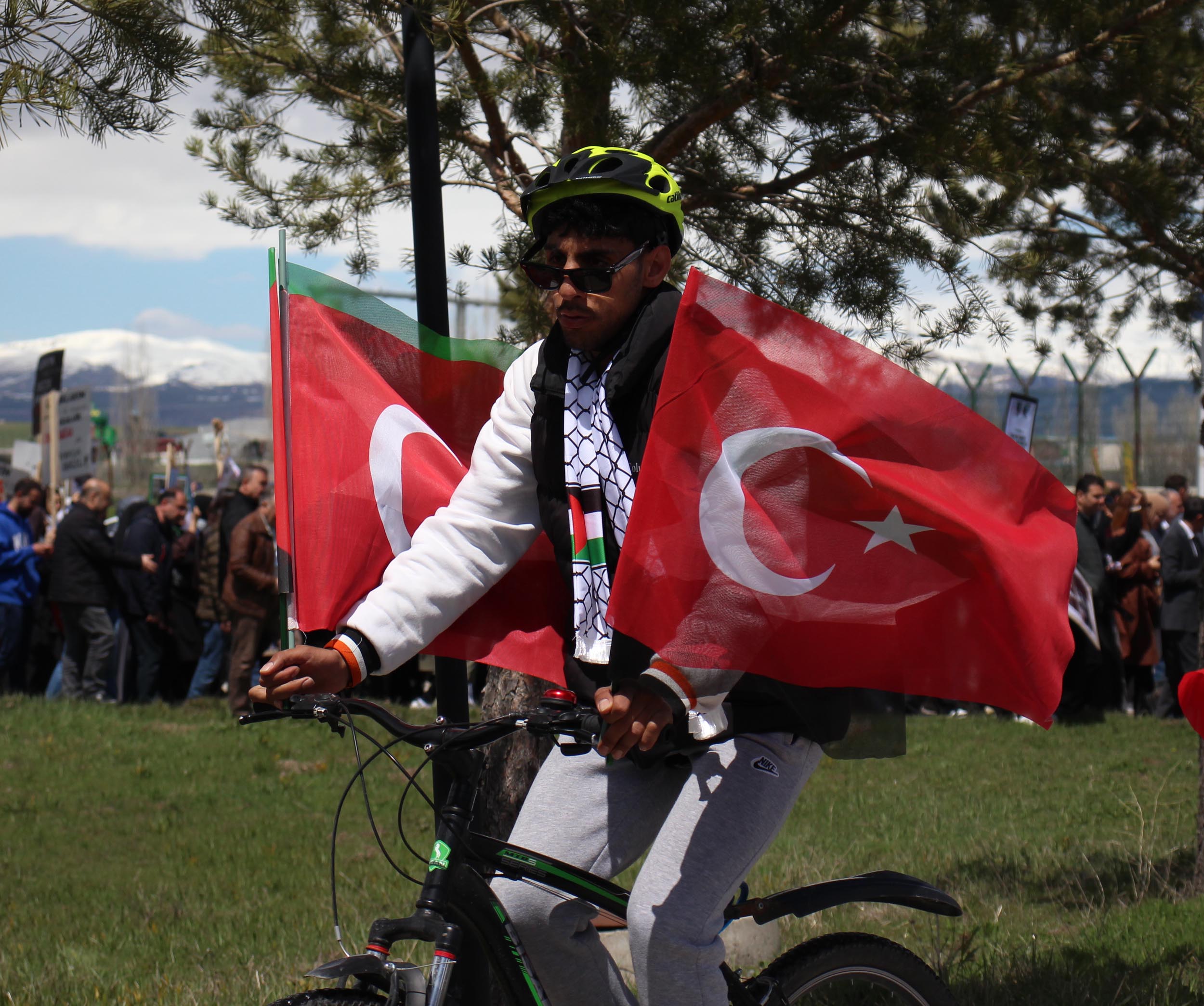 AİÇÜ Rektörü Prof. Dr. İlhami Gülçin konuşma yapıyor