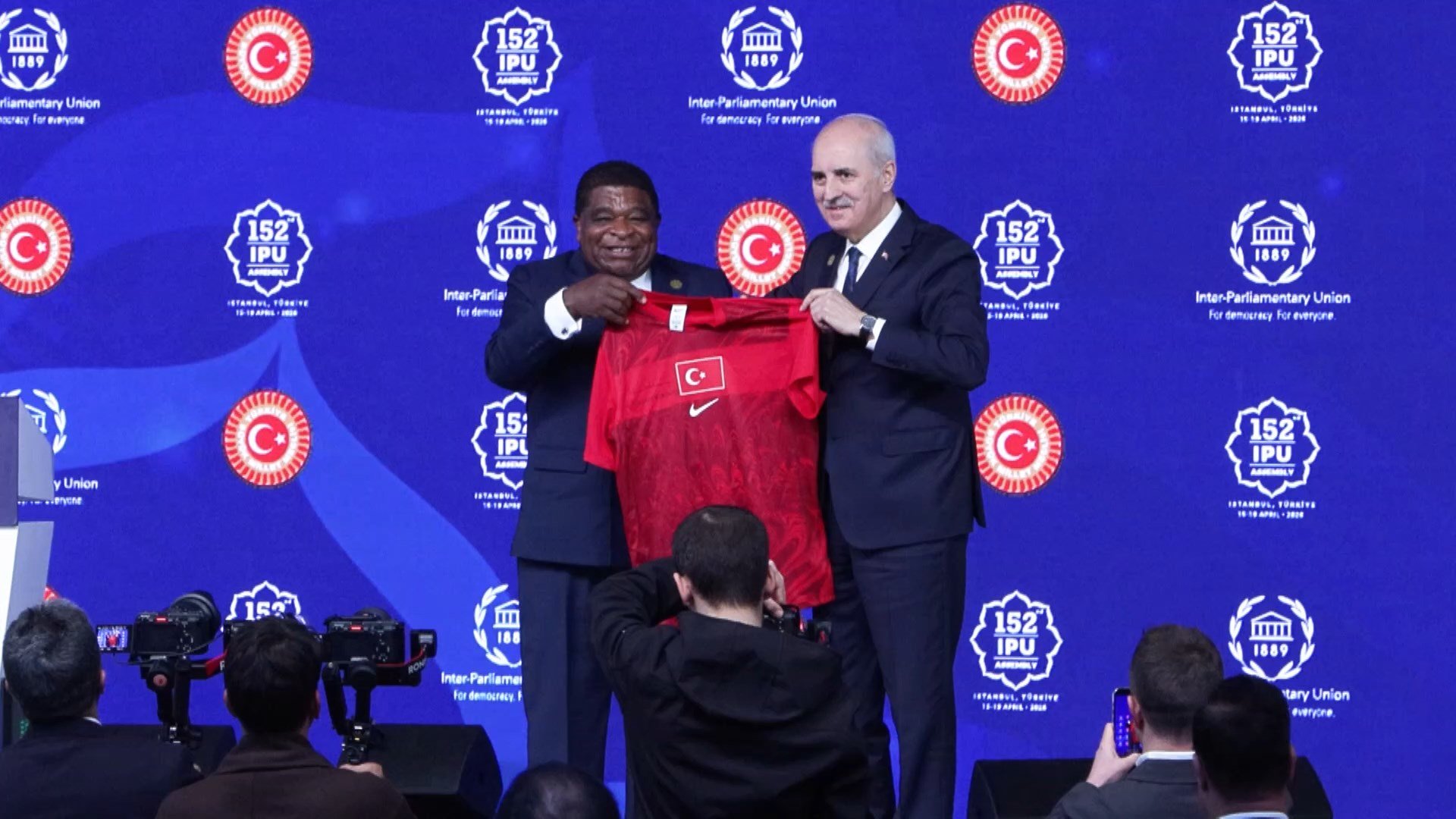 Numan Kurtulmuş konuşma yapıyor