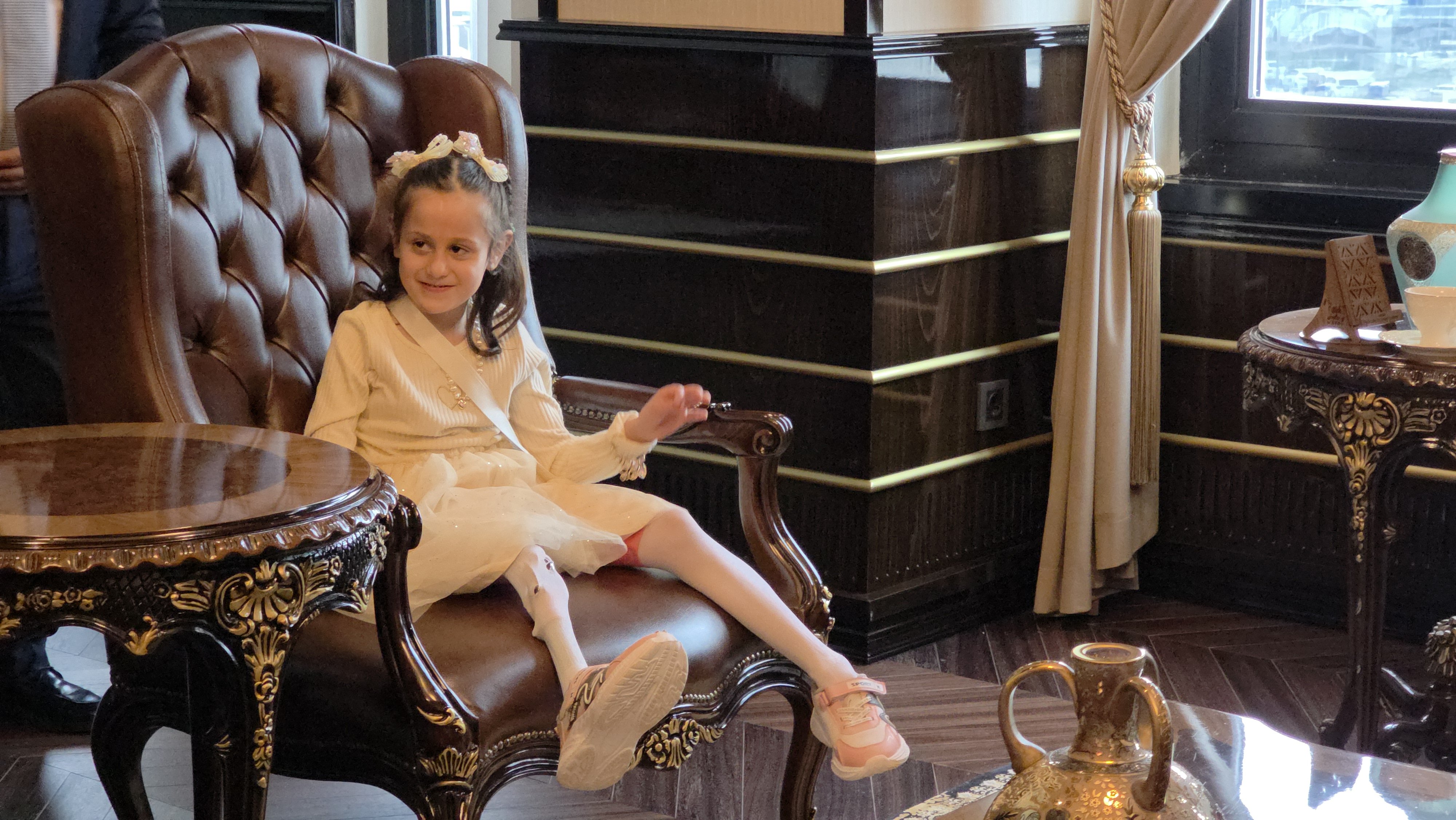 Zeynep Koyun çizdiği resimleri gösteriyor