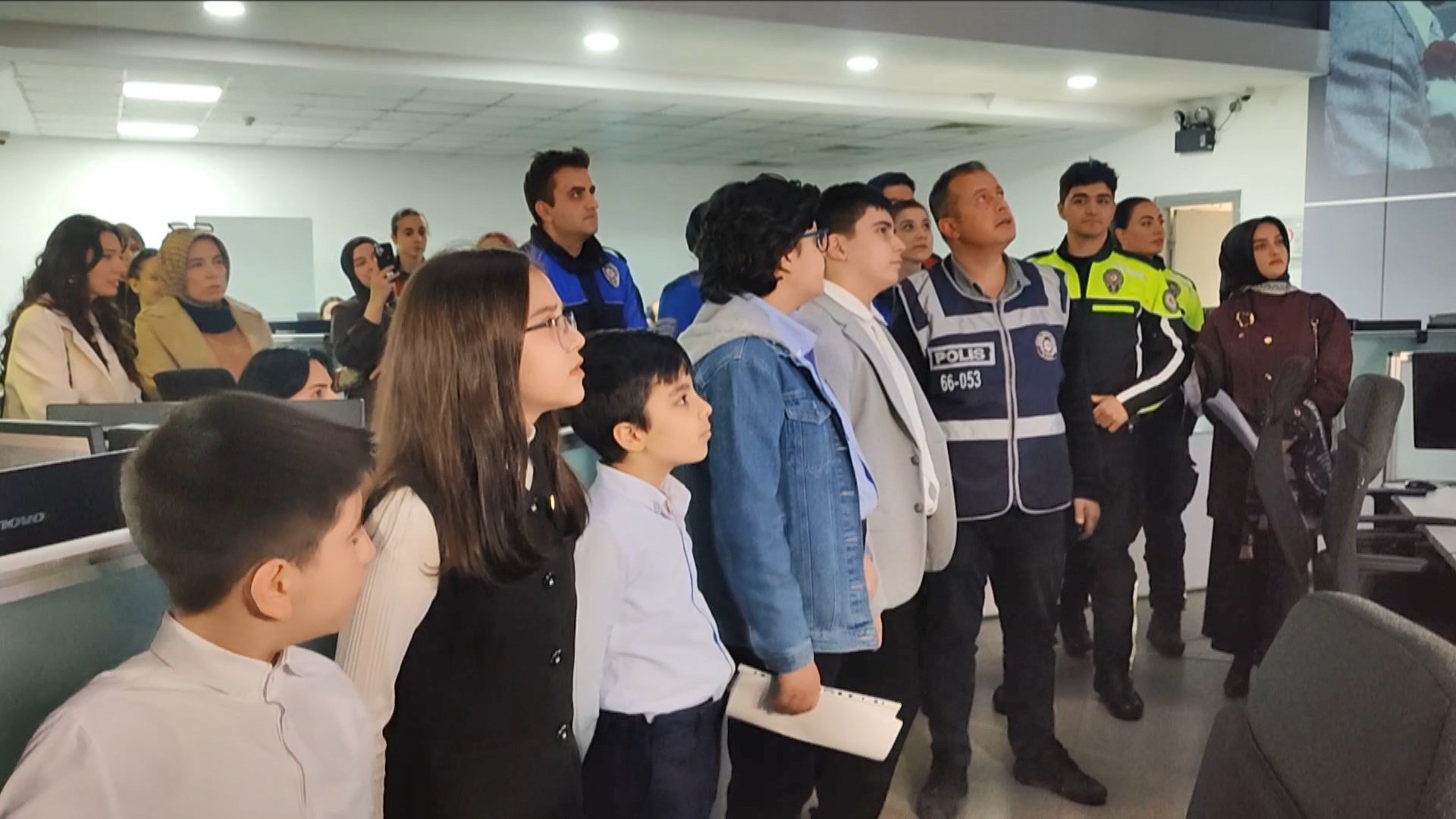 Yusuf Alp Cevher telsiz anonsu yapıyor