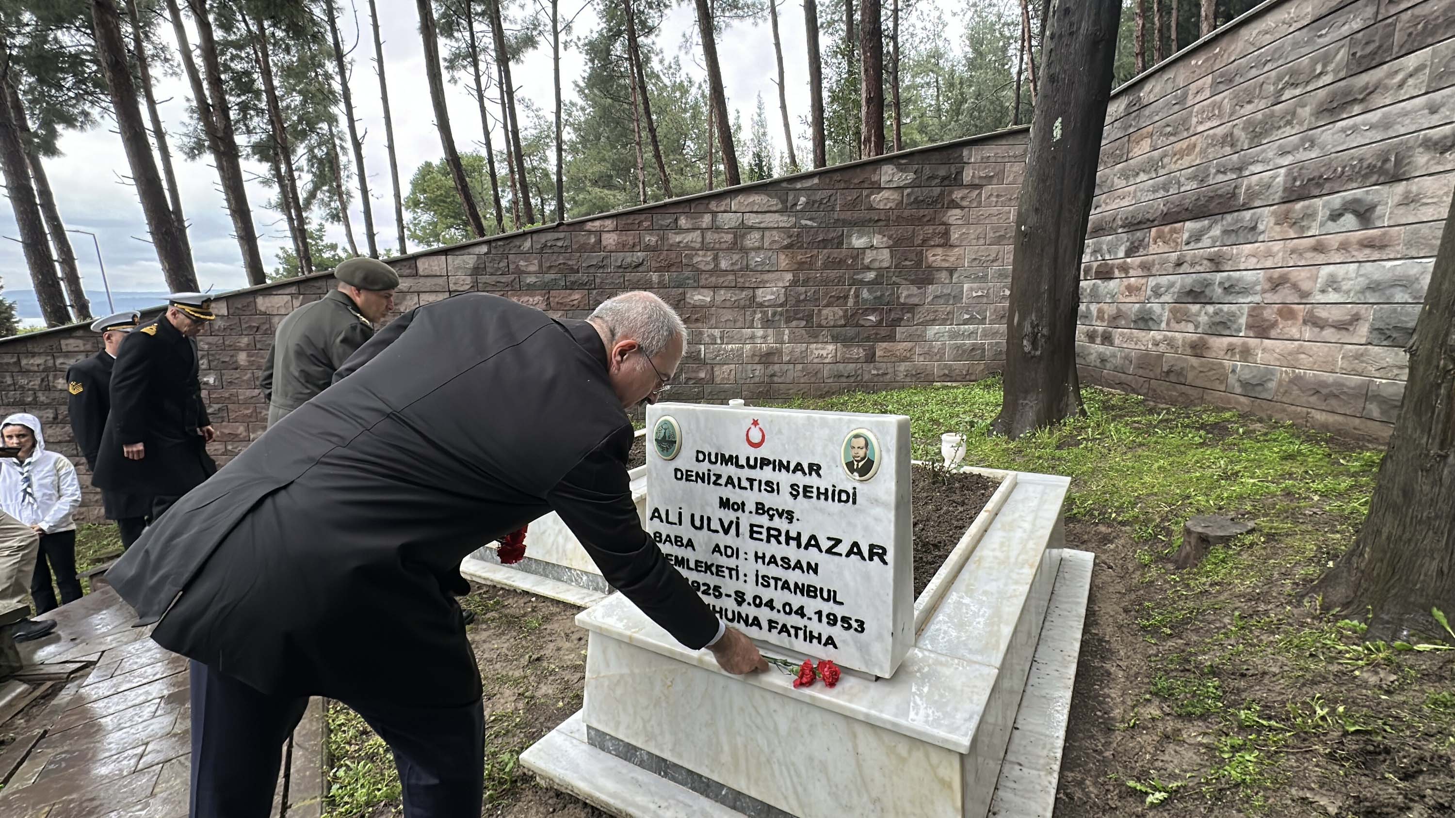 Şehit mezarlarına karanfil