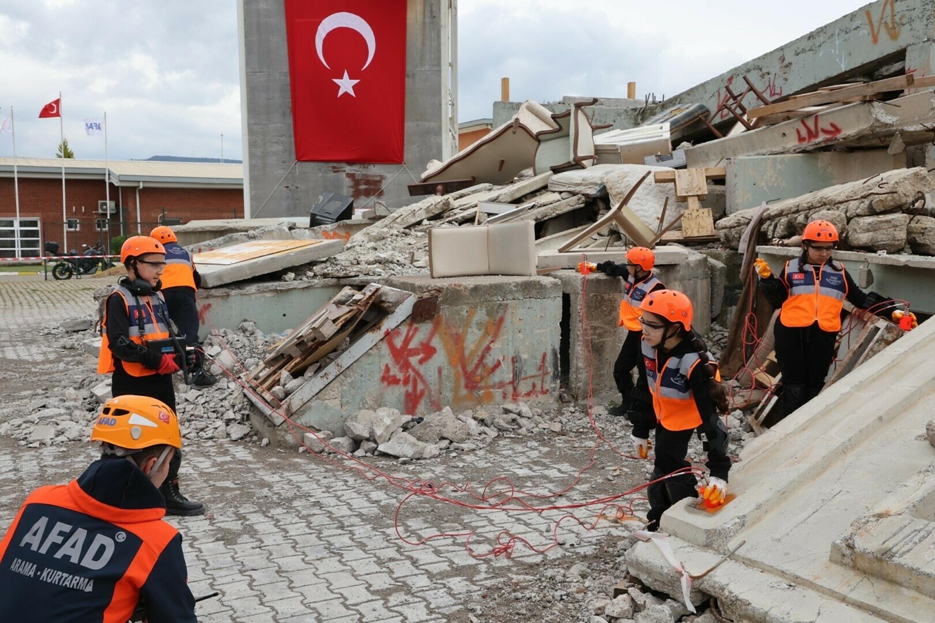 Çocuklar Afet Yönetiyor tatbikatı İzmir