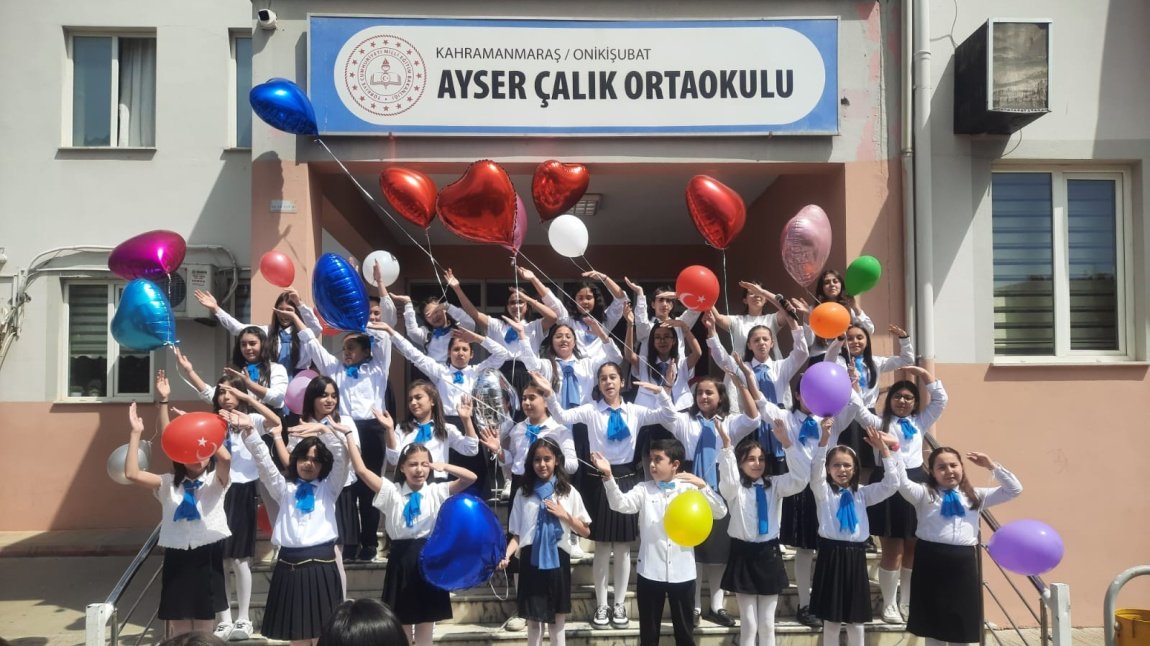 Ayser Çalık Ortaokulu bahçe tellerinde kınama mesajları