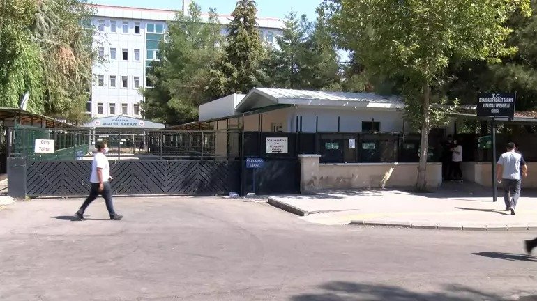 Mahkeme salonu ve adalet temsili