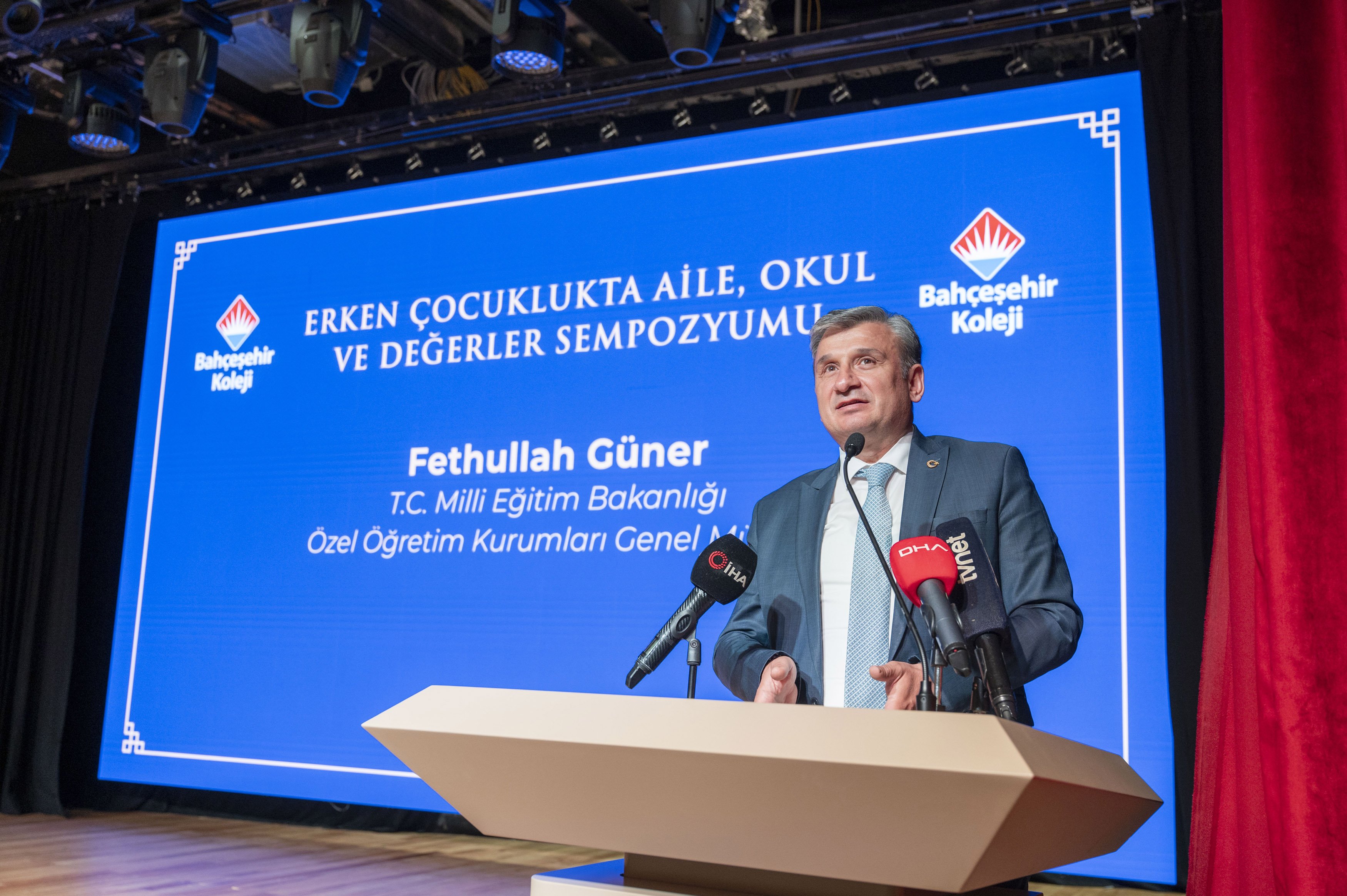 Sempozyumda konuşmacılar