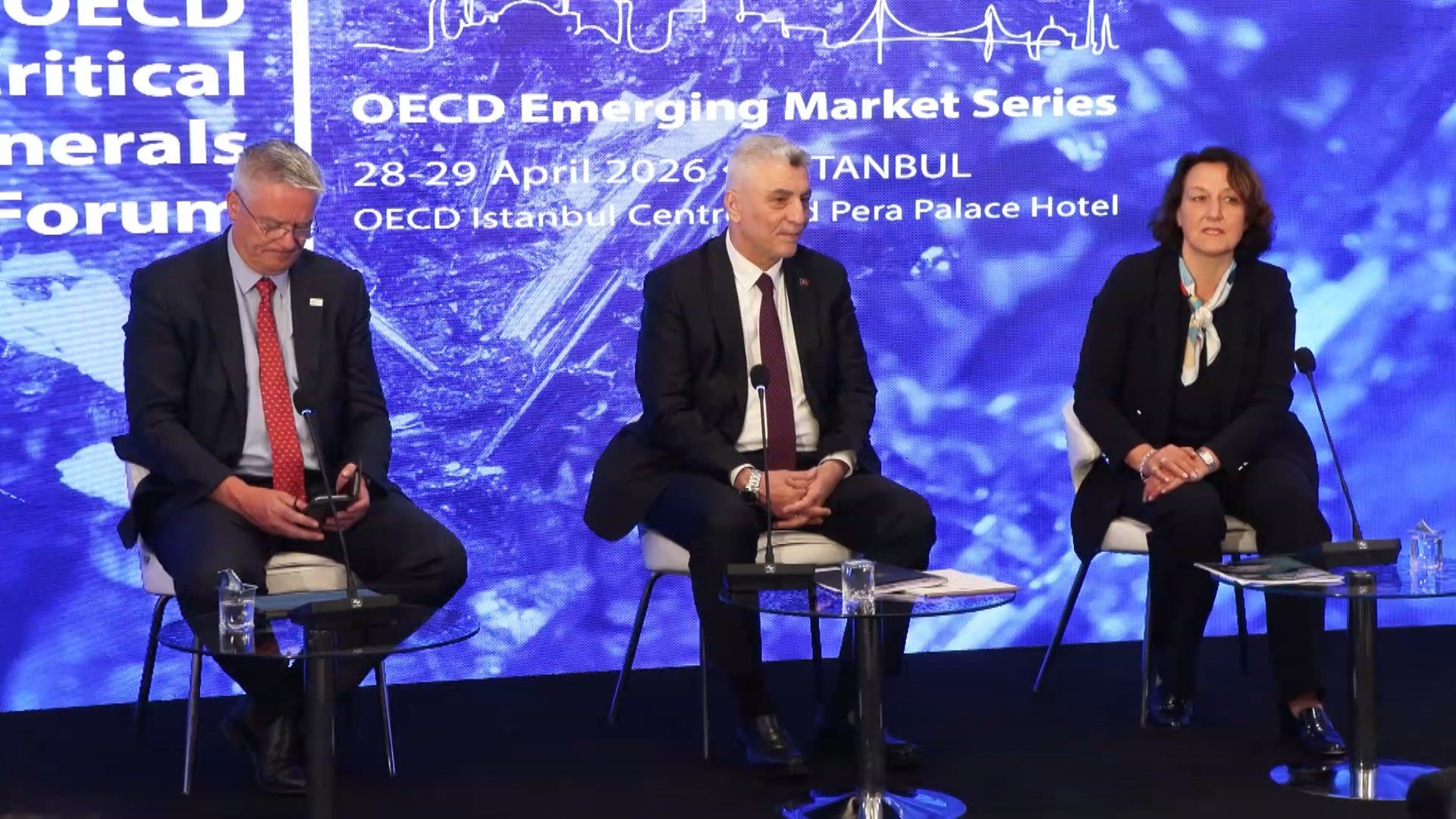 Ticaret Bakanı Ömer Bolat OECD toplantısında konuşma yapıyor.