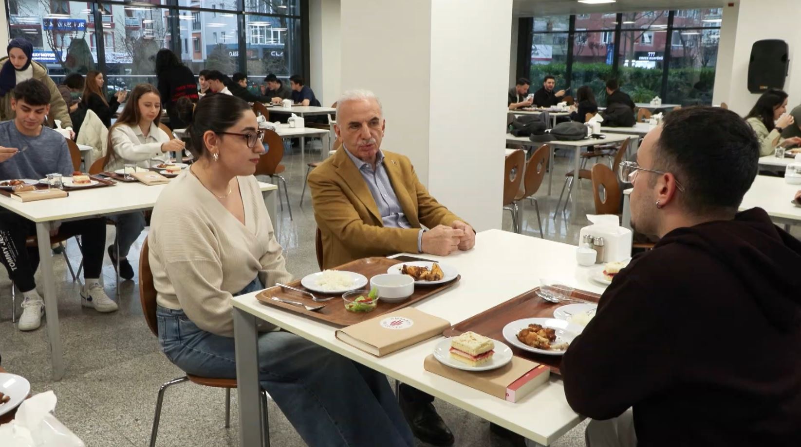 Ümraniye Belediyesi kitap dağıtım etkinliği