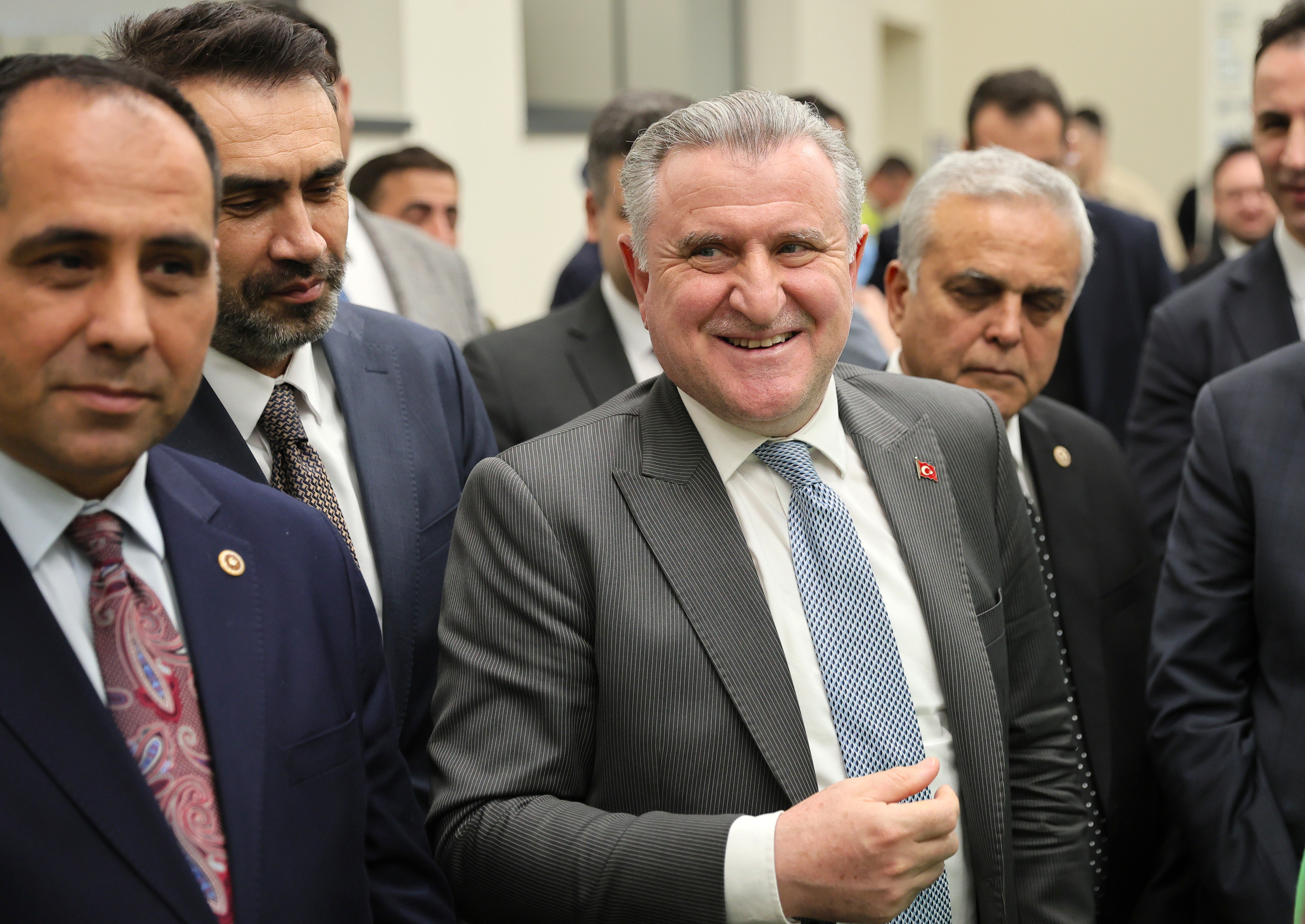 Bakan Bak gençlere sertifika takdim ediyor