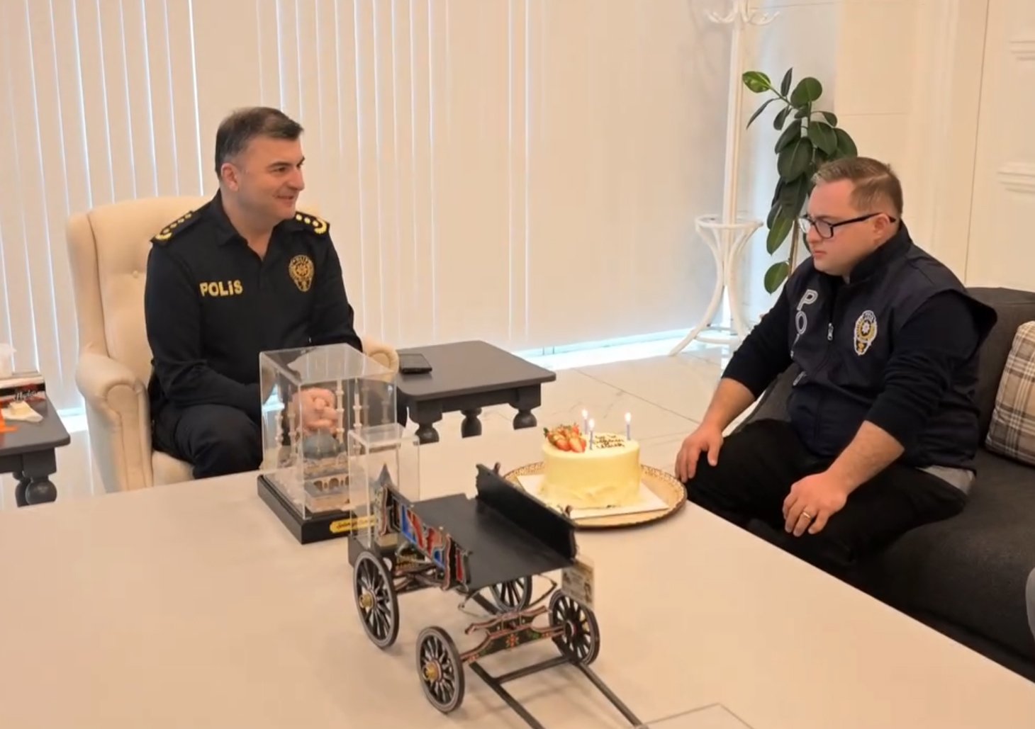 Edirne Emniyet Müdürü Muhittin Ayhan down sendromlu Uğur Sarıoğlu ile