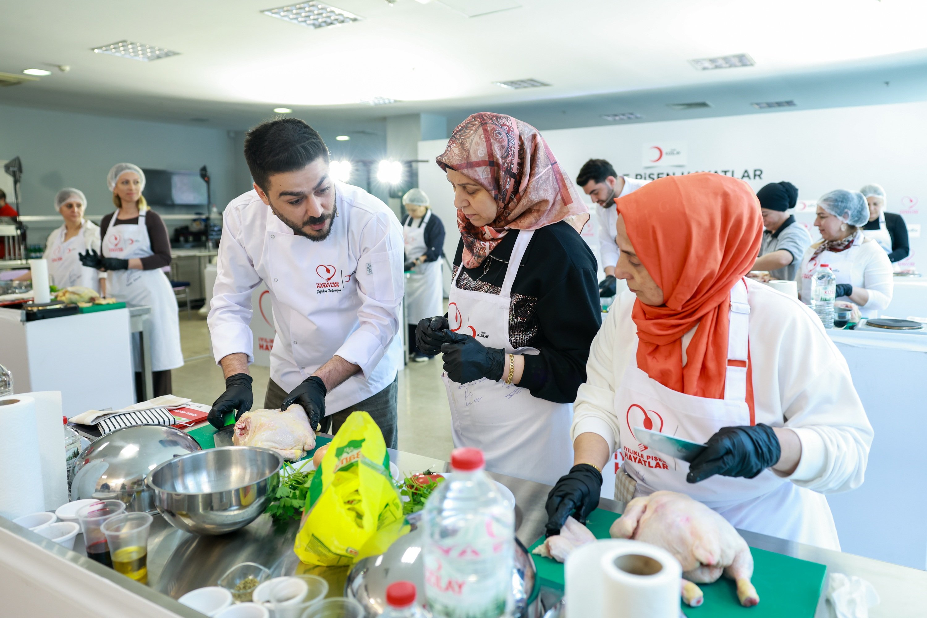 Şef Danilo Zanna depremzede kadınlarla