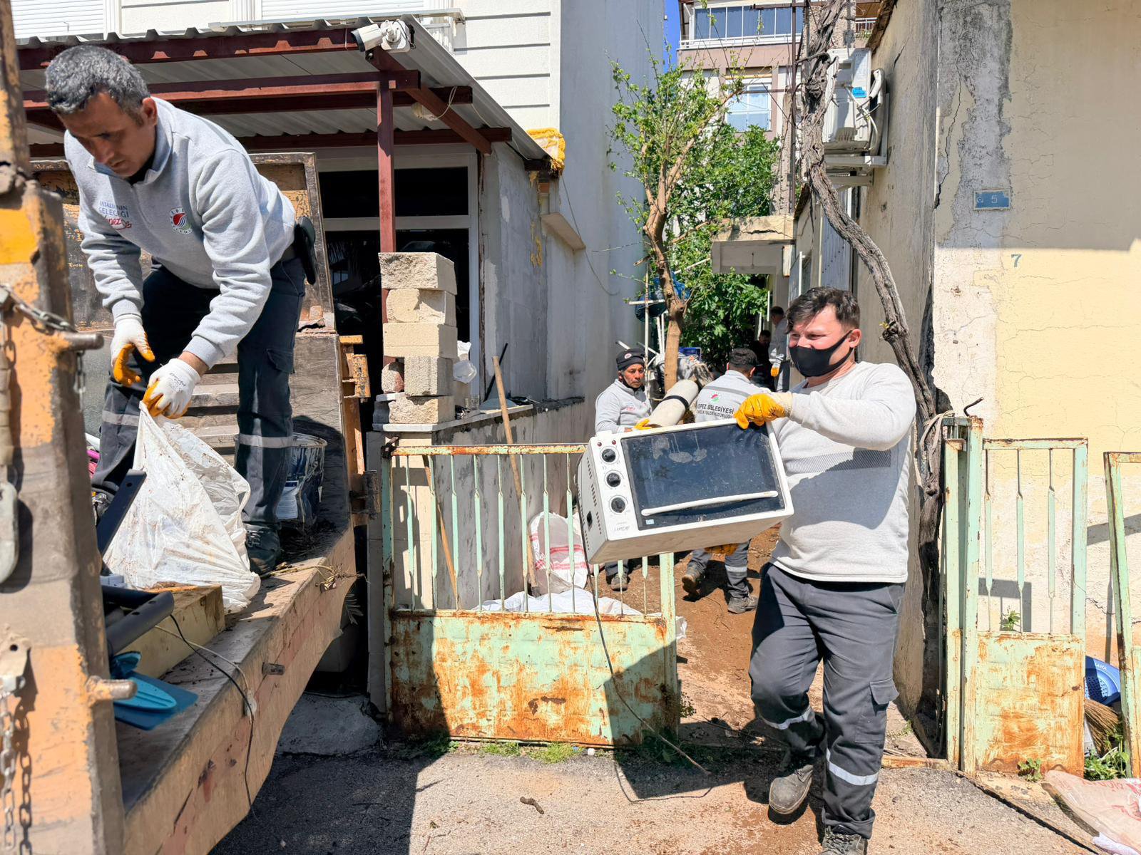 Kepez Belediyesi çöp temizleme çalışması