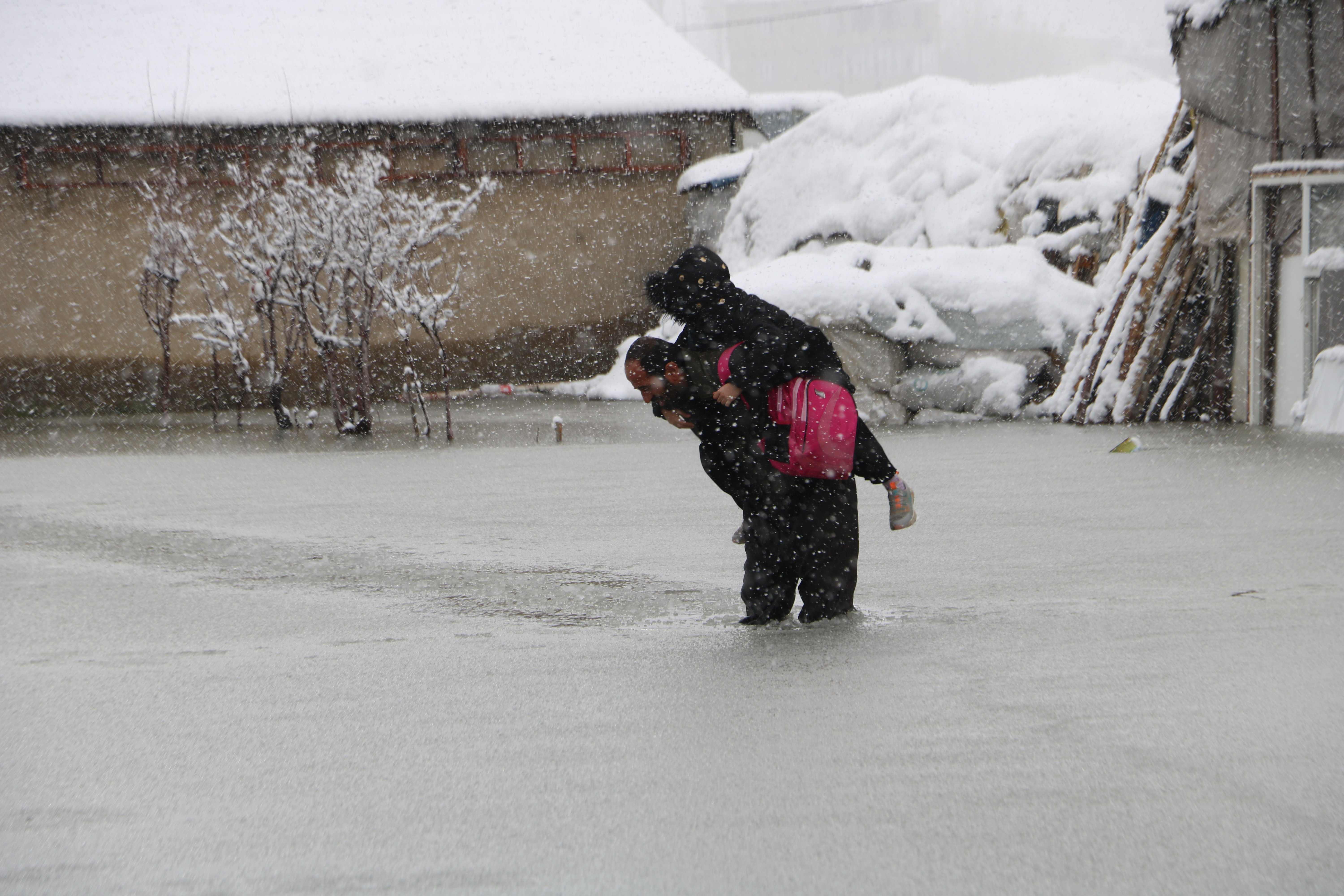 Yüksekova altyapı sorunu su birikintisi