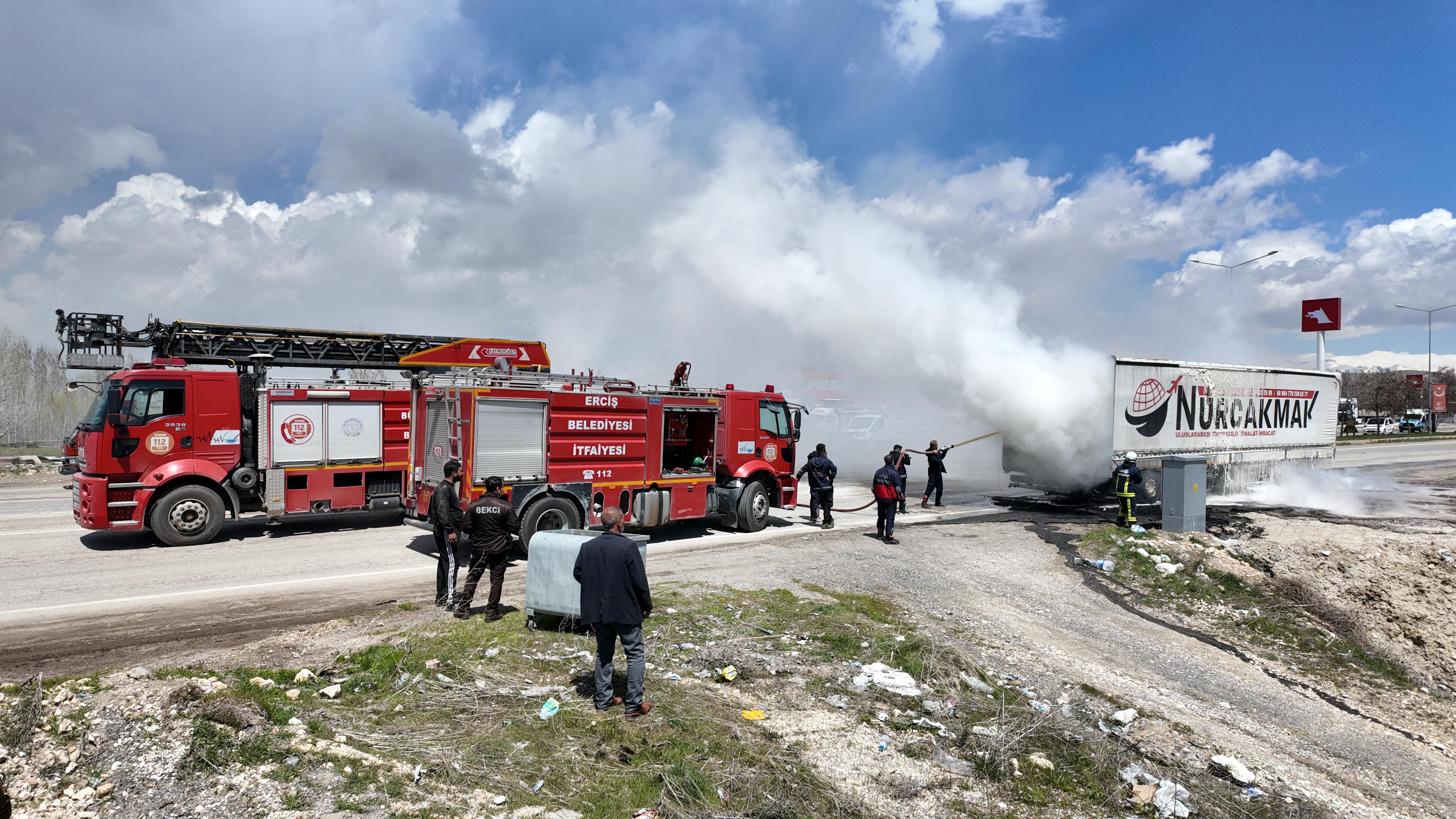 Gübre yüklü TIR dorsesi yandı