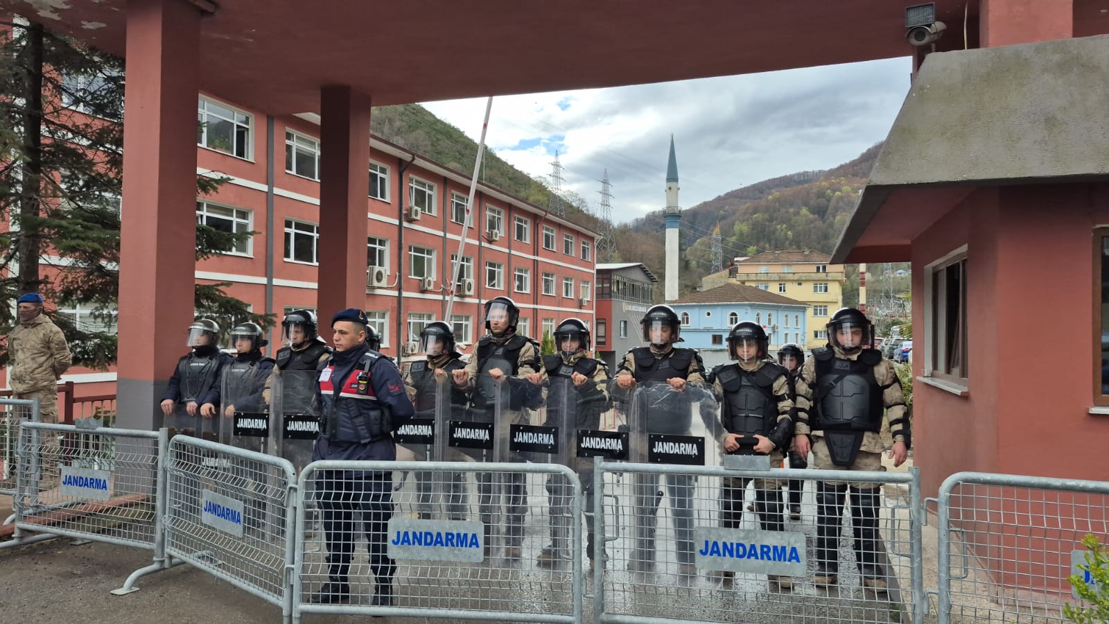 Zonguldak İl Özel İdare binası önünde jandarma önlemi