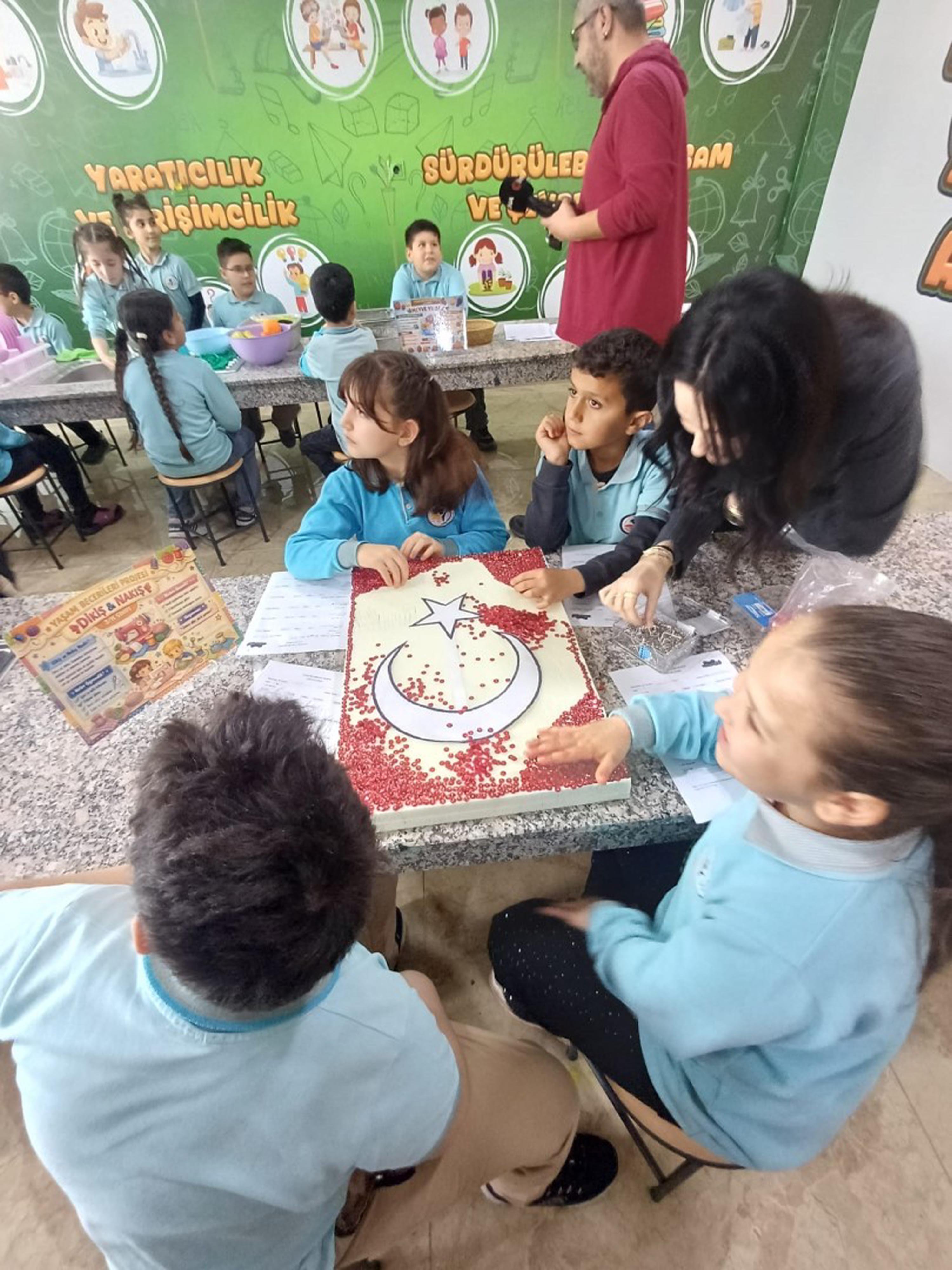 Bakan Tekin okul bahçesinde