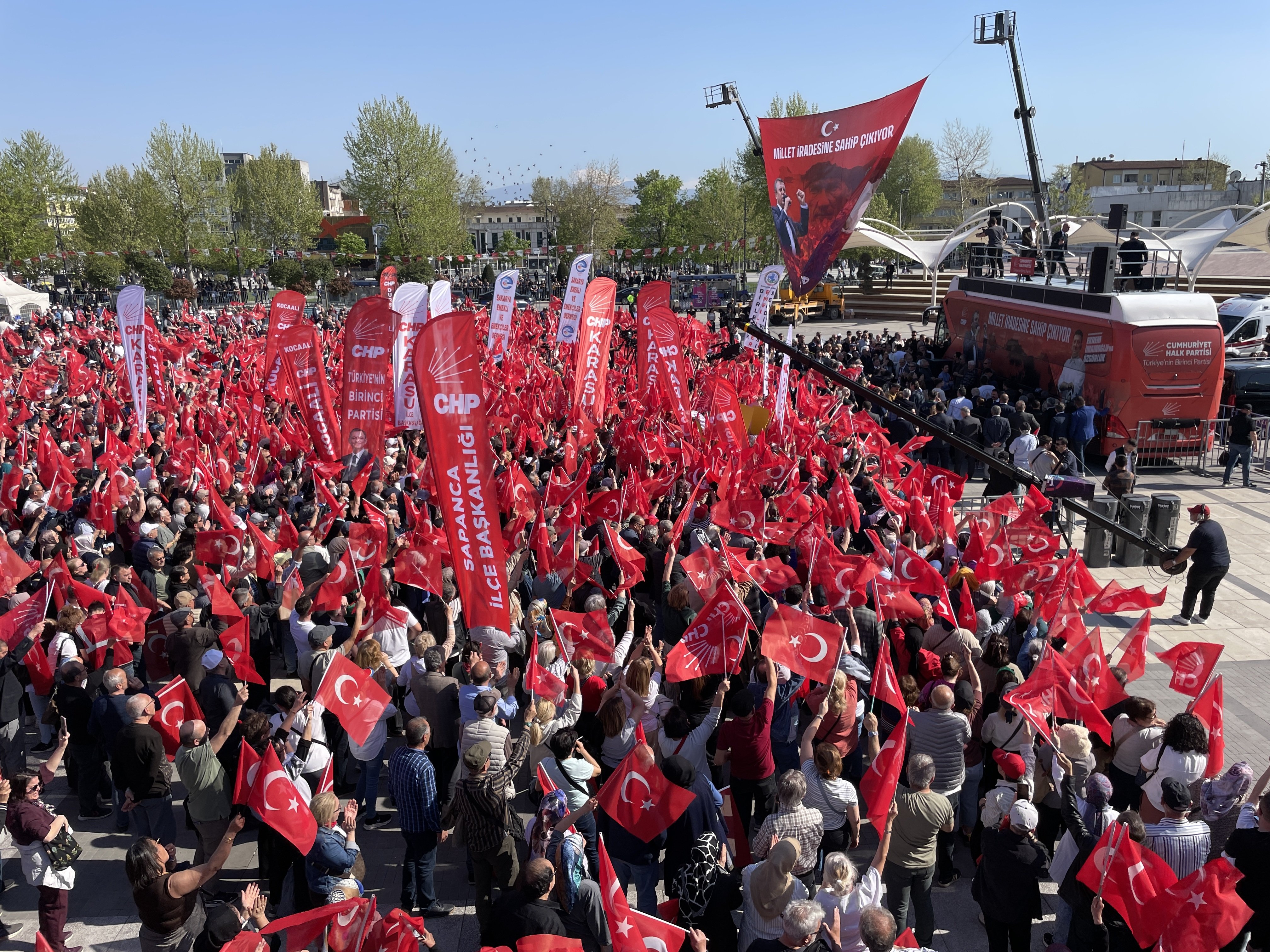 Mitinge katılan kalabalık