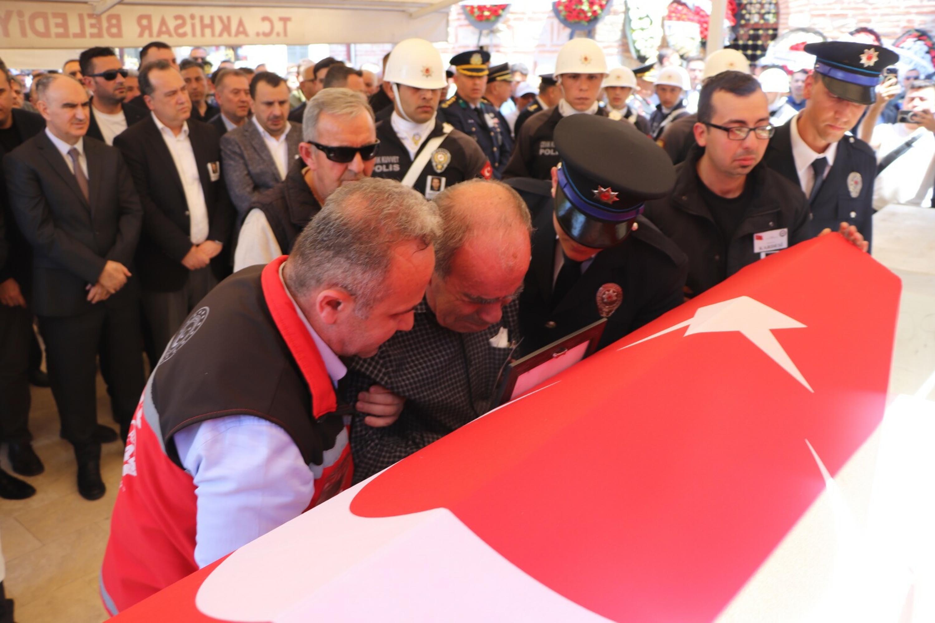 Şehidin naaşı omuzlarda taşınıyor