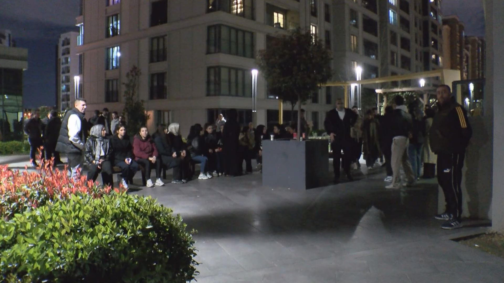 Şehit polis evine Türk bayrağı