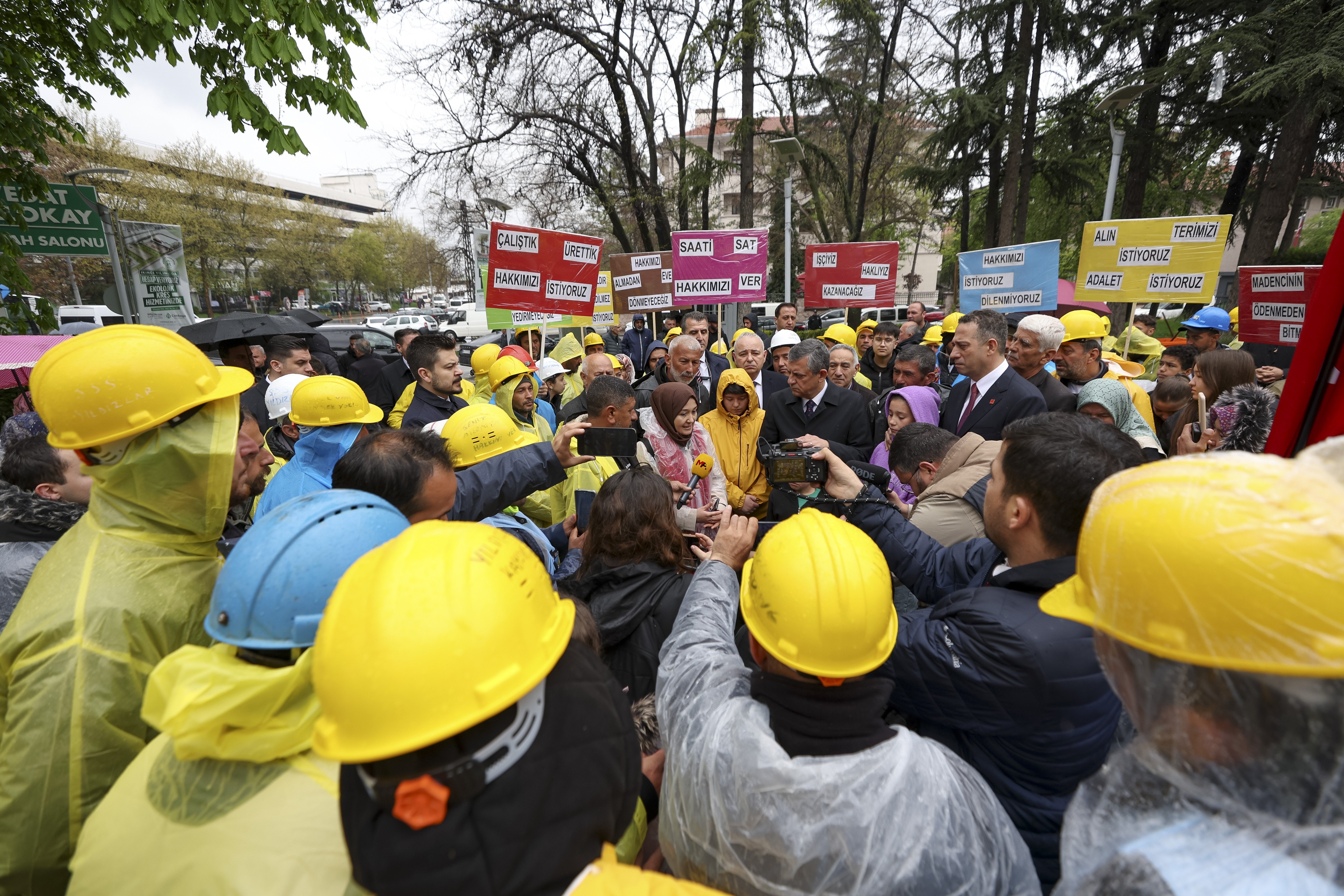 Özgür Özel maden işçileri ziyaret