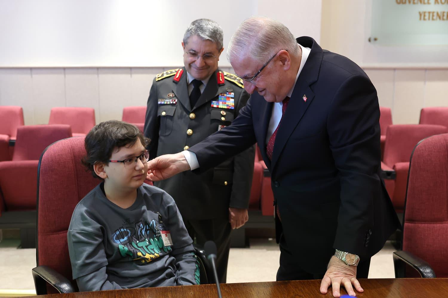 Bakan Yaşar Güler şehit çocuklarıyla