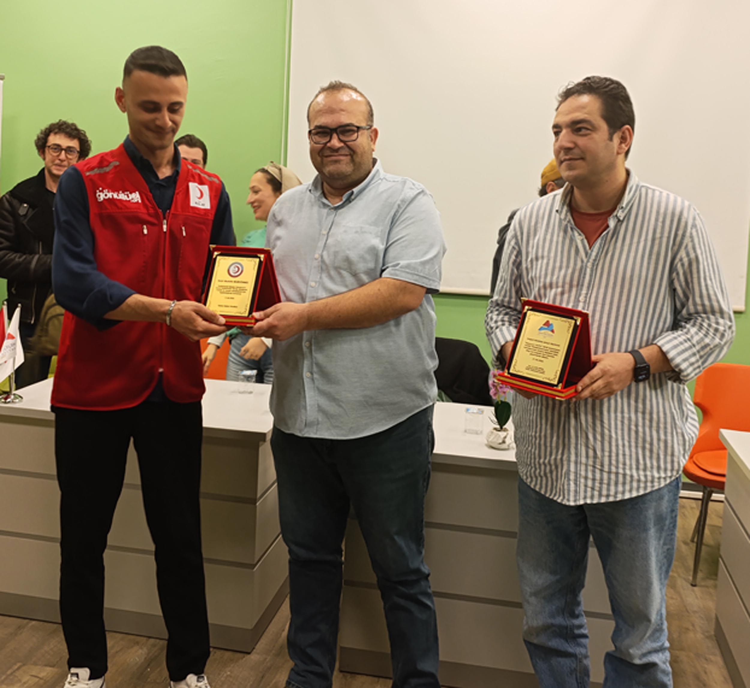 Öğrenciler Toplu Fotoğraf Çektiriyor