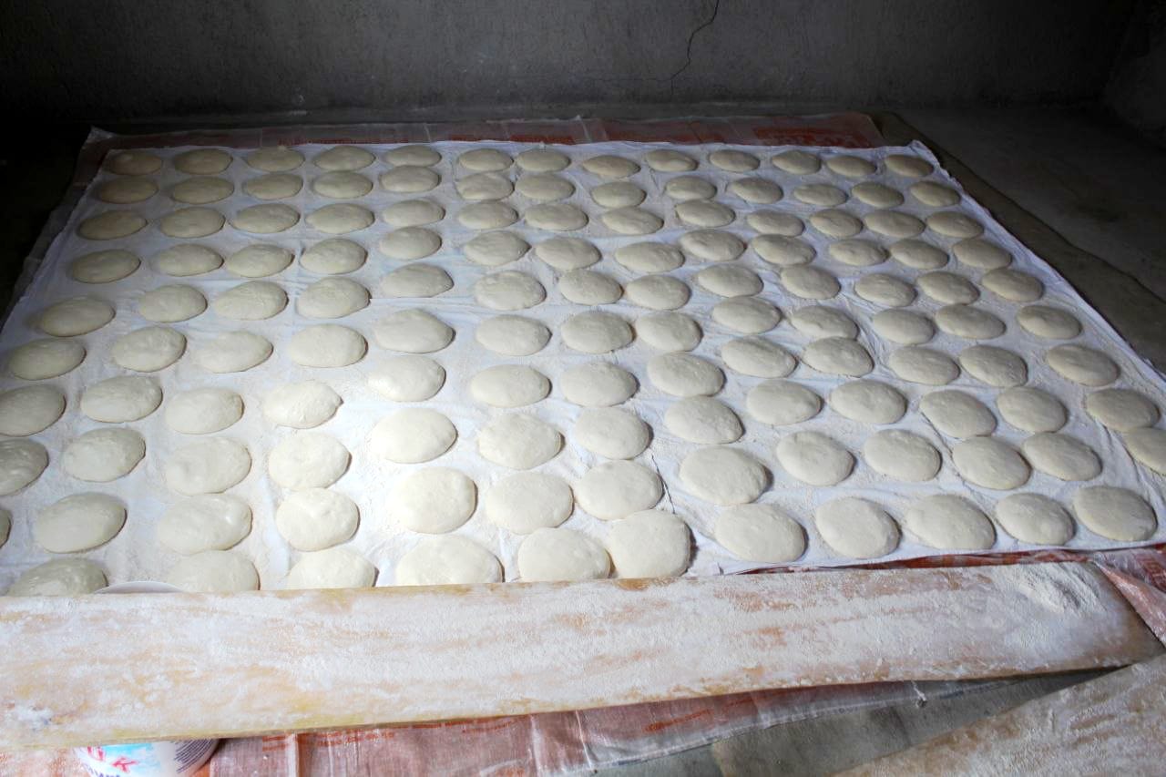 Köy sakinleri imece usulü ile yol yapımında çalışıyor