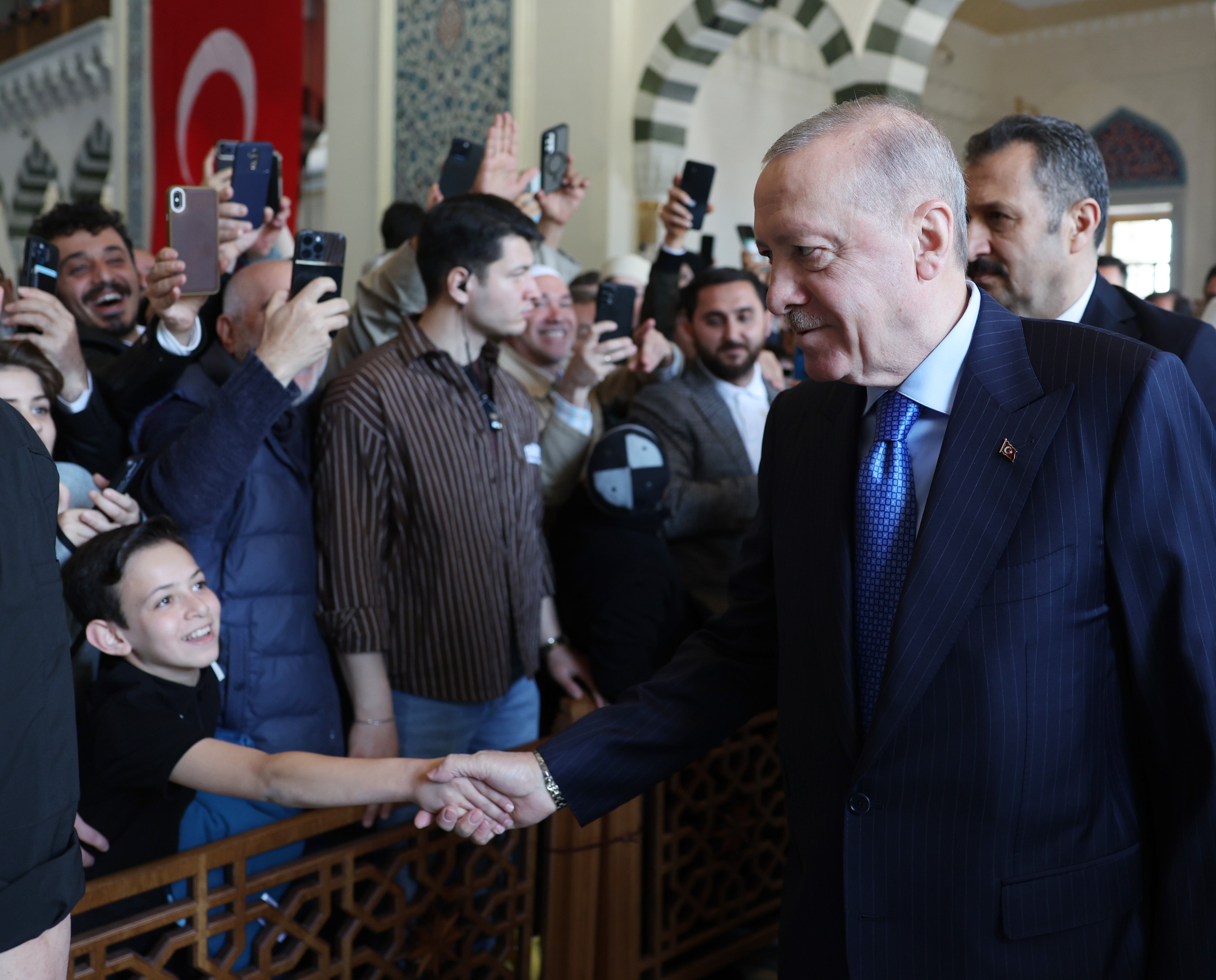 Genç hafız Muhammed Fatih Mercan cuma hutbesi okuyor