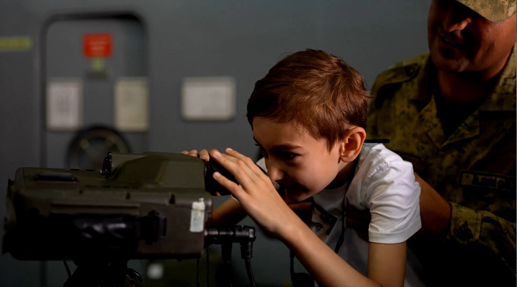 23 Nisan Mehmetçik ve çocuk