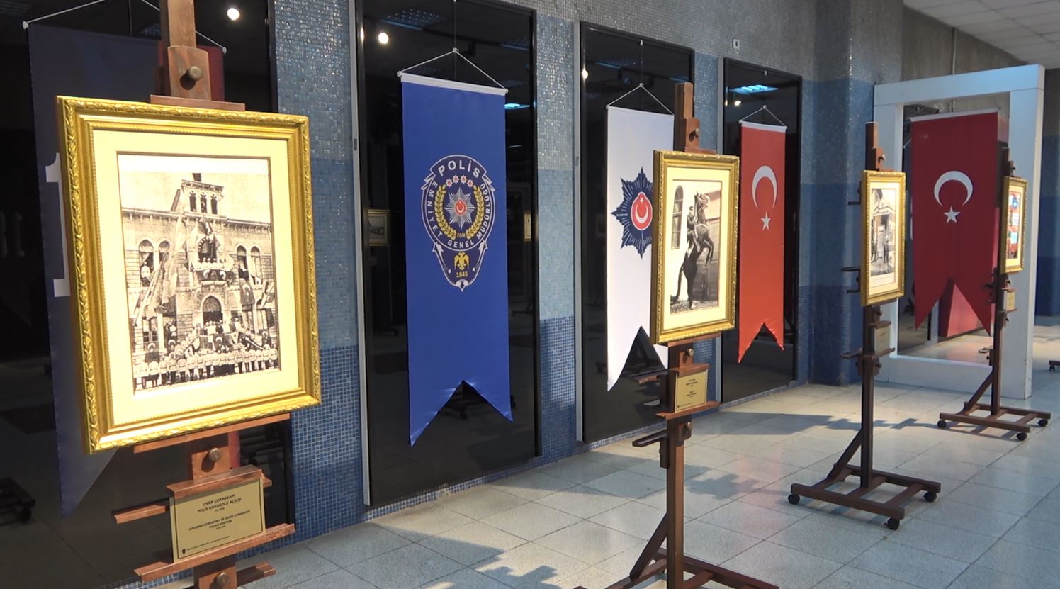 Vatandaşlar Tarihi Polis Sergisini Geziyor