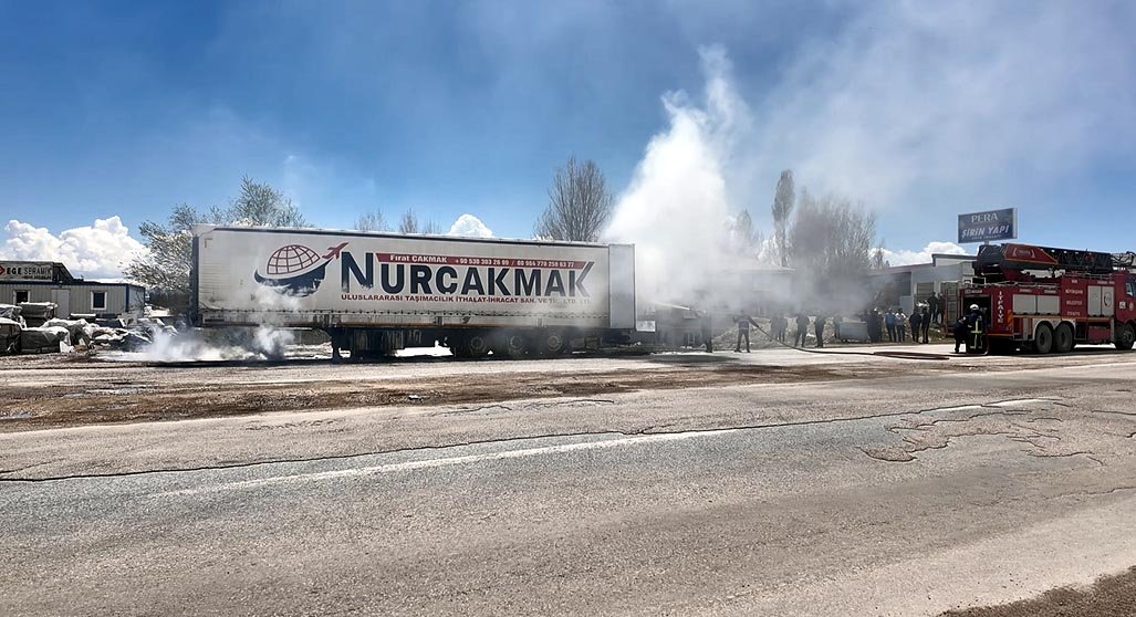 Yangında zarar gören TIR dorsesi