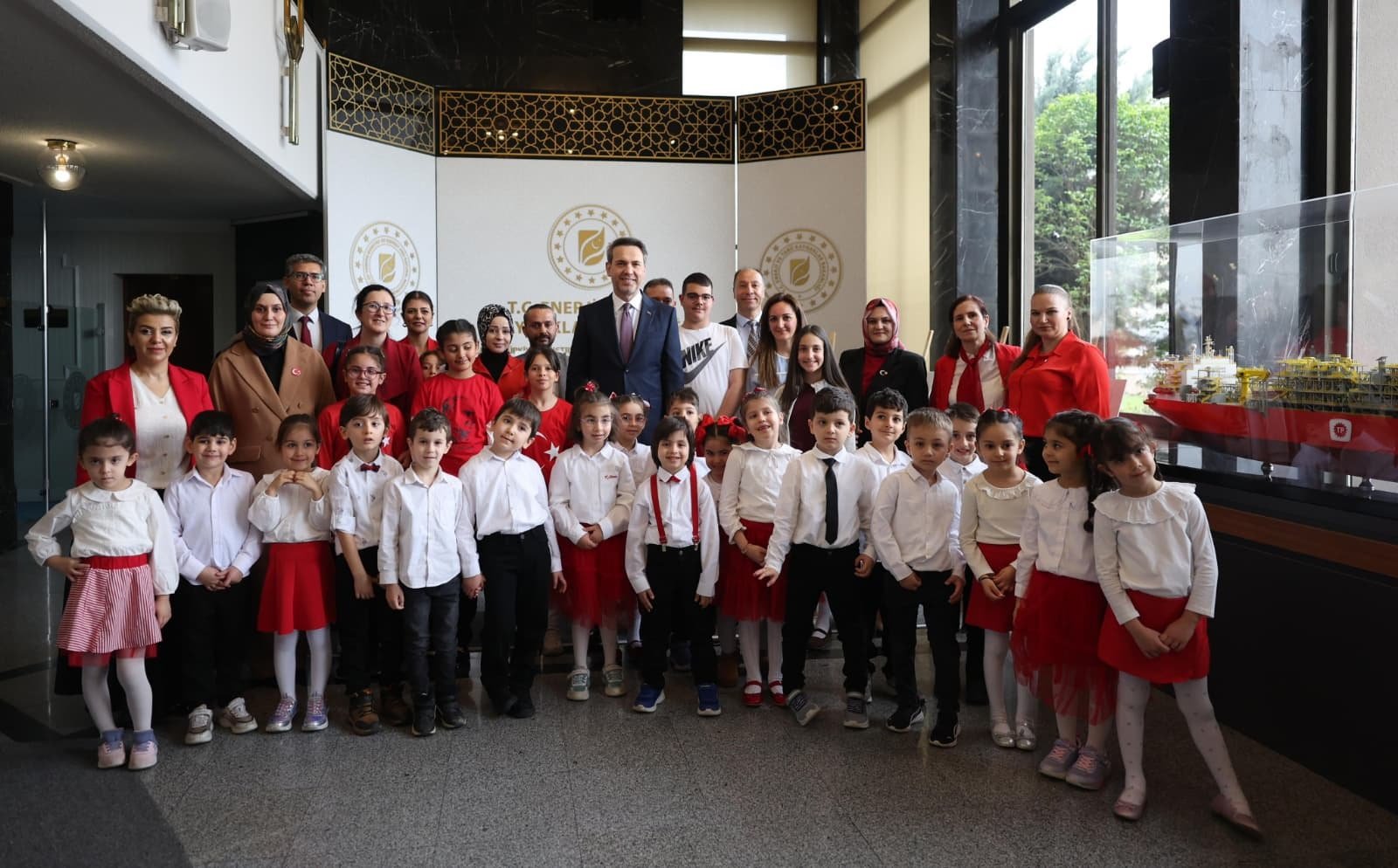 Enerji ve Tabii Kaynaklar Bakanı Bayraktar, çocukların resimlerini incelerken