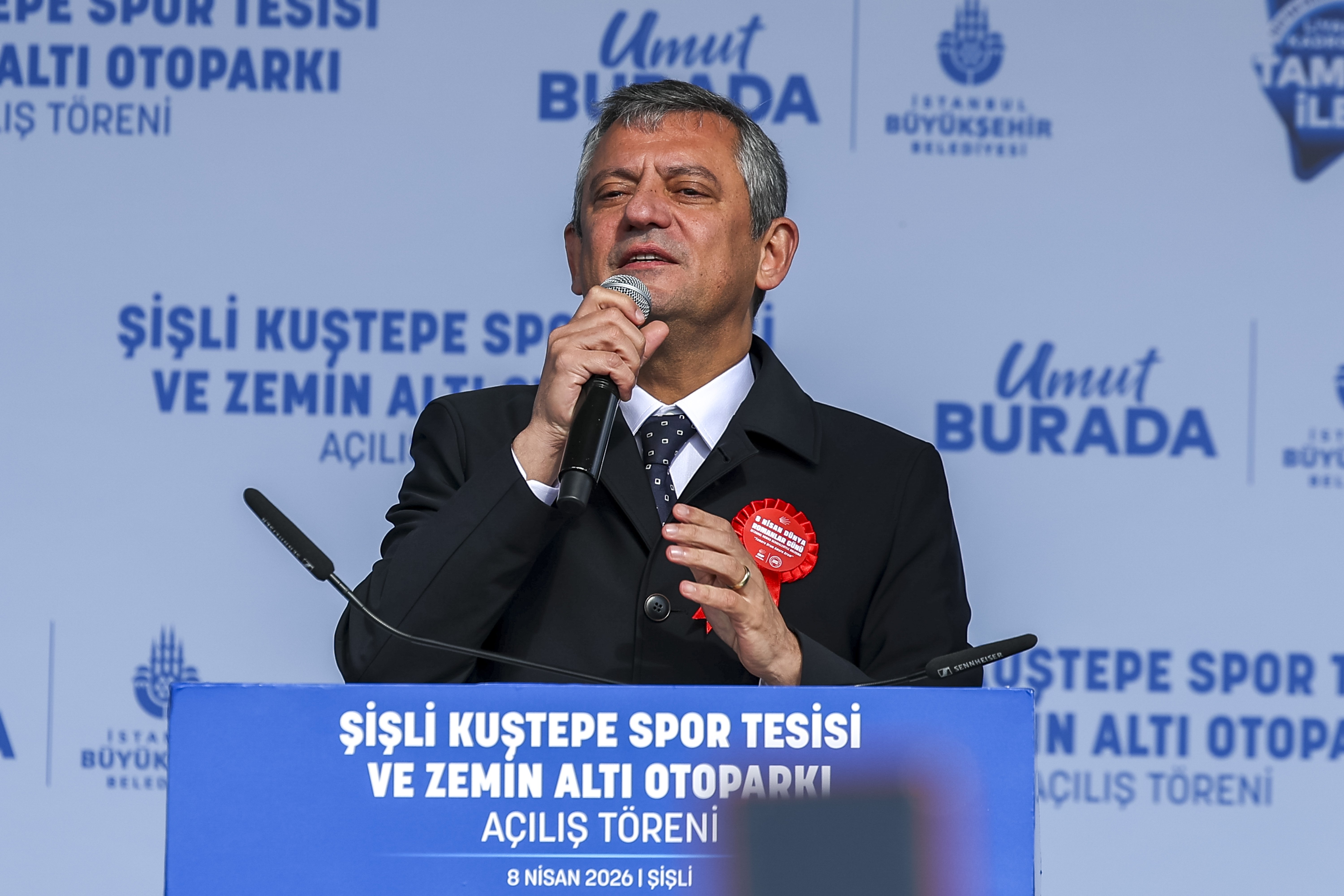 Özgür Özel Forma Hediye