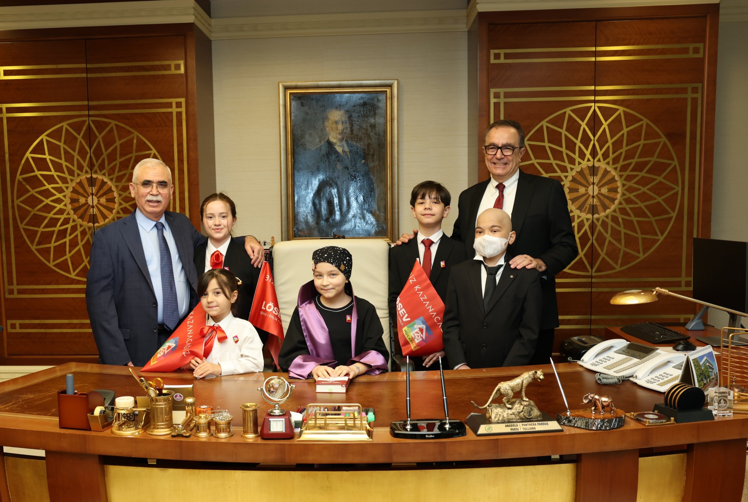 Anayasa Mahkemesi Başkanı Kadir Özkaya LÖSEVli çocuklarla