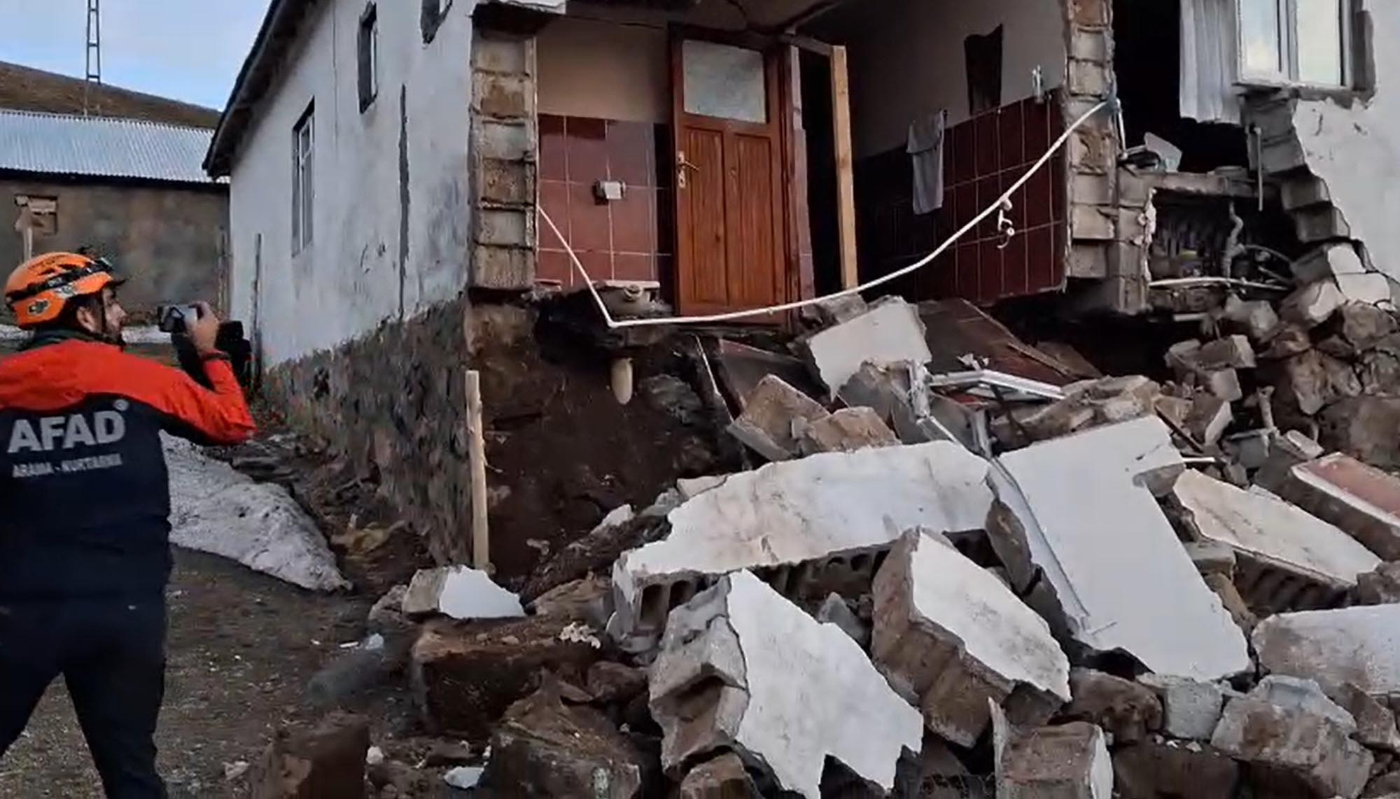 AFAD ekipleri Ağrı Patnosta deprem incelemesi