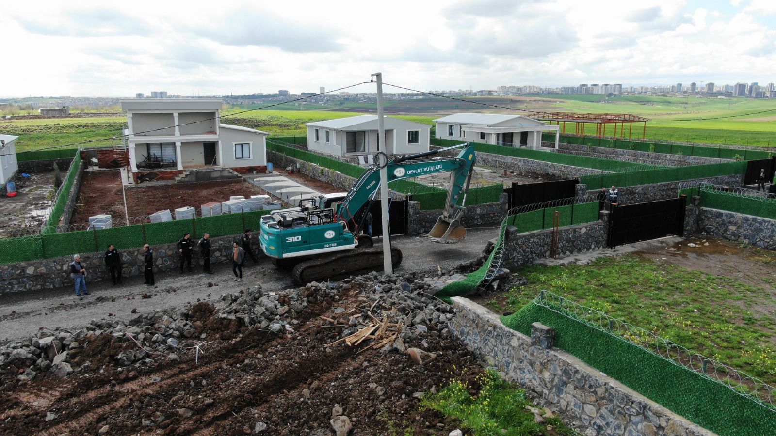 Kaçak yapı yıkım çalışması Diyarbakır