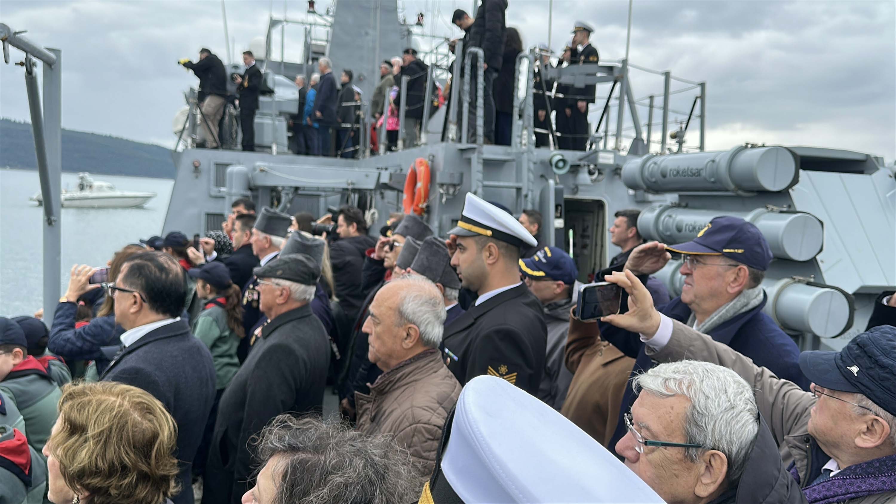 Vali Toraman şehit mezarlarına karanfil bırakıyor