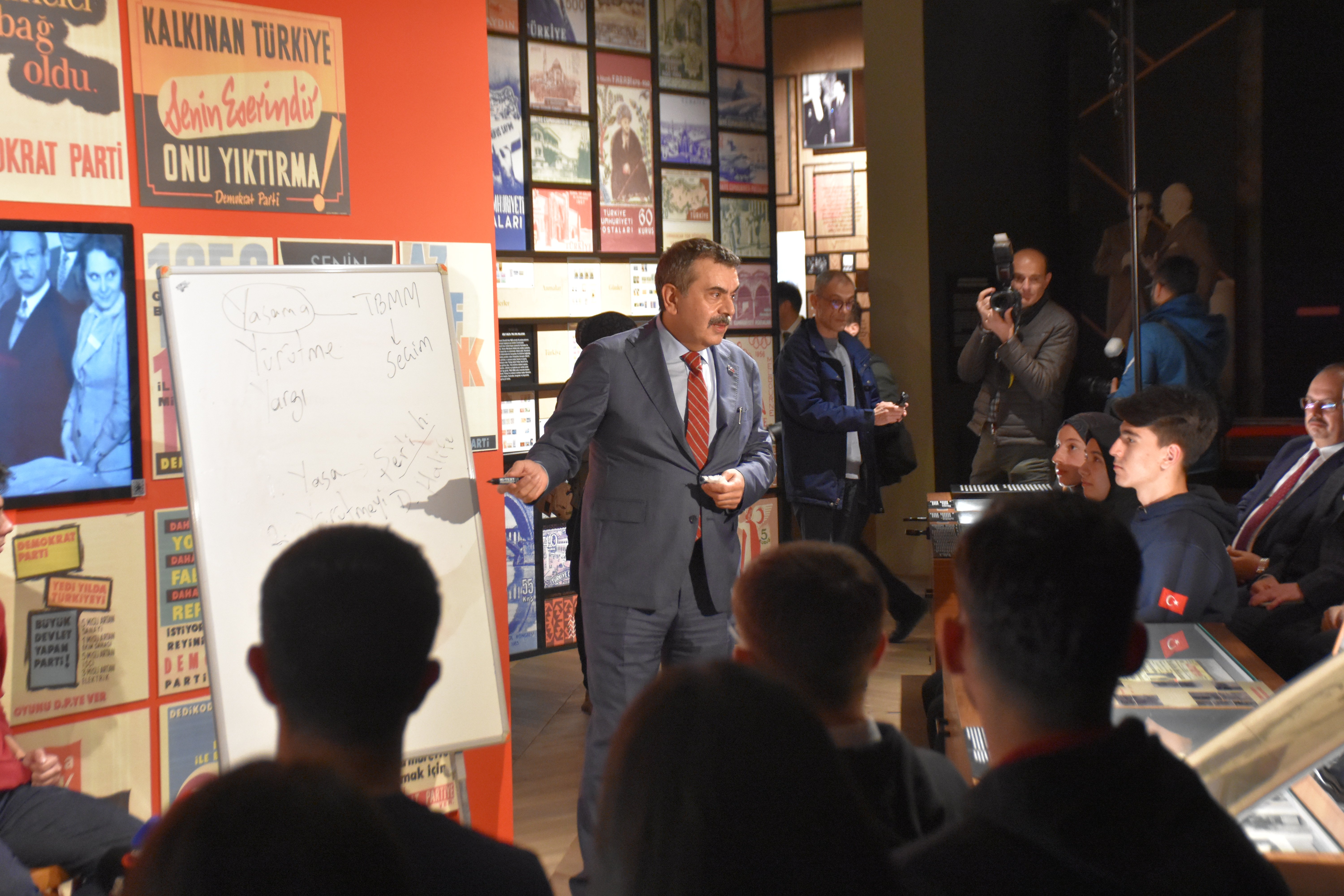 Bakan Tekin Ders Anlatıyor