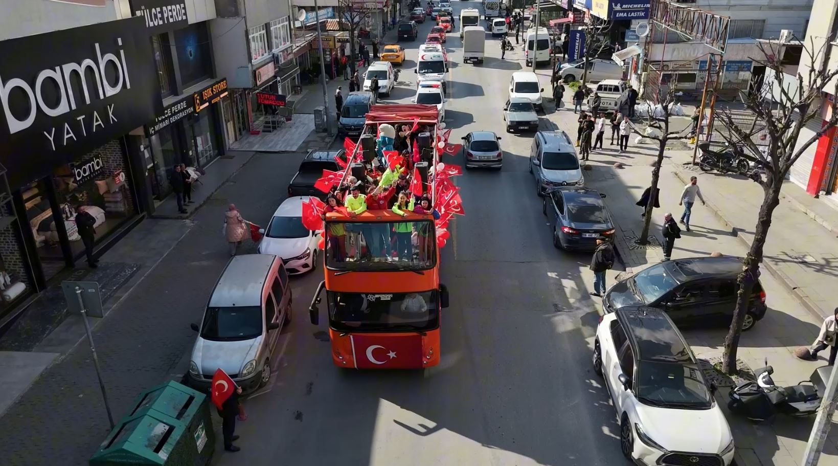 Çocuklar kortejde Türk bayrağı sallıyor