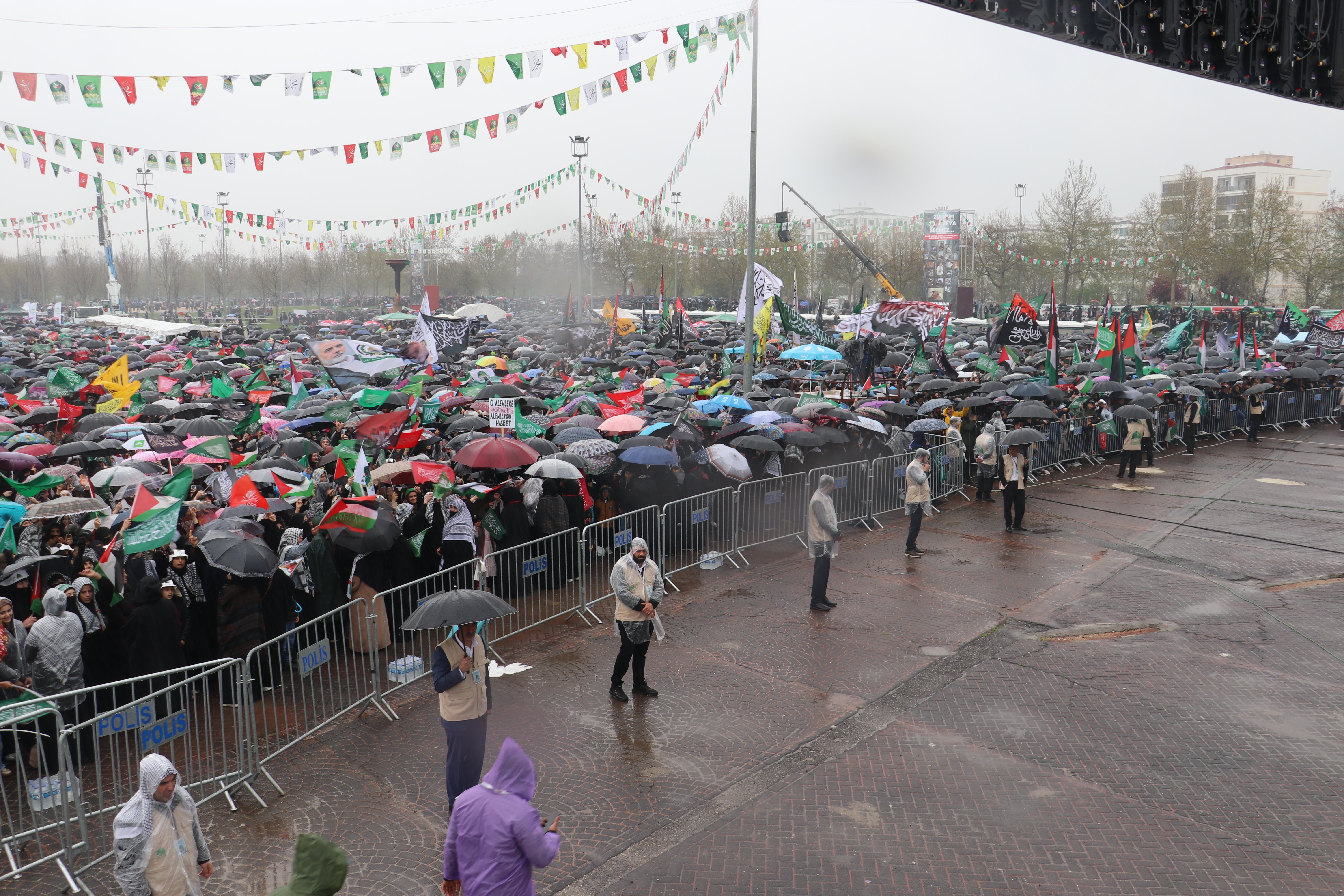 HÜDA PAR Genel Başkanı Zekeriya Yapıcıoğlu Mevlid-i Nebi etkinliğinde konuşma yapıyor